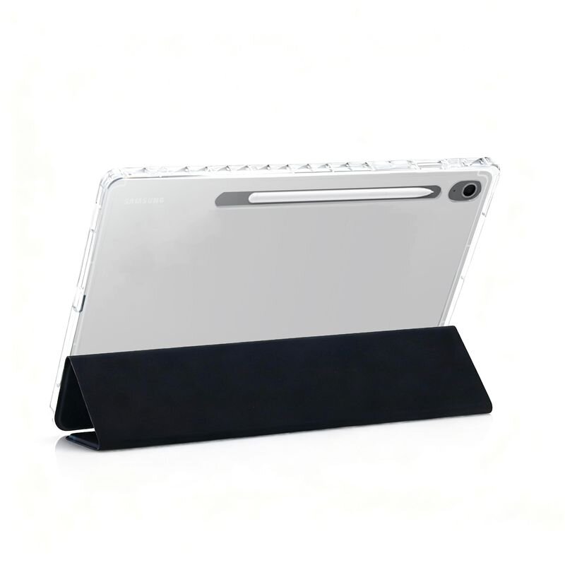 Przezroczyste etui na tablet z czarną podstawką, widoczny napis \'SAMSUNG\'.