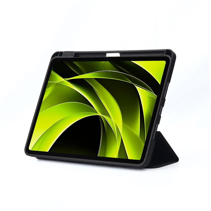 Tablet w czarnej obudowie ochronnej z wyświetlaczem pokazującym abstrakcyjny wzór w odcieniach zieleni i czerni. Obudowa jest ustawiona w pozycji stojącej.