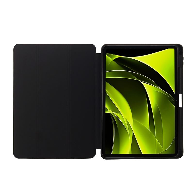 Czarny futerał na tablet z otwartą klapką, wewnątrz którego znajduje się tablet z wyświetlaczem pokazującym abstrakcyjny wzór w odcieniach zieleni.