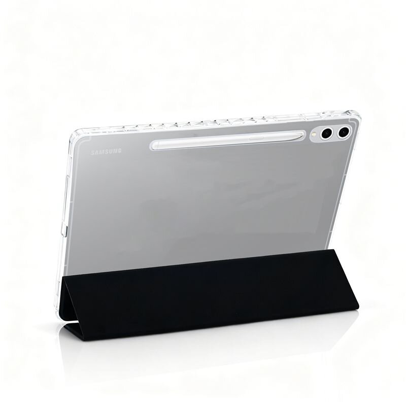 Przezroczyste etui na tablet z widocznym logo \'Samsung\' oraz czarną podstawką. Etui posiada wycięcia na dwa obiektywy aparatu.