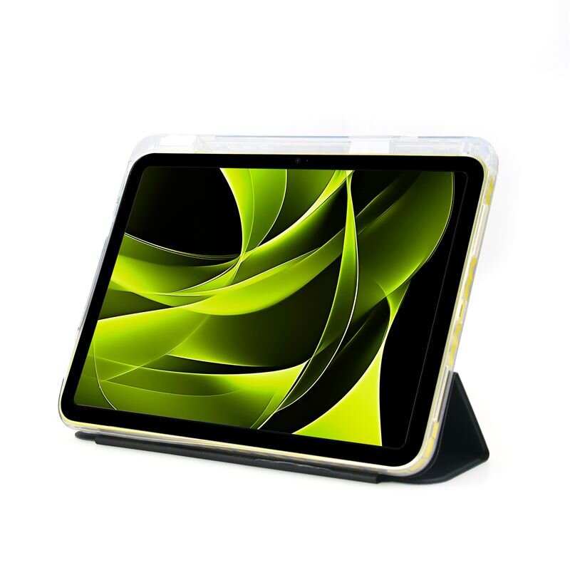Tablet w przezroczystym etui stoi na podstawce, wyświetlając abstrakcyjny wzór w odcieniach zieleni i czerni.