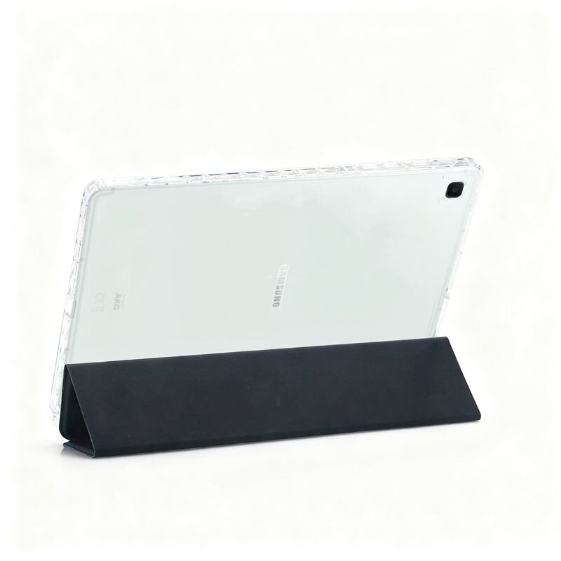 Tablet w przezroczystym etui stoi na czarnym stojaku. Na tylnej obudowie widoczne jest logo \'SAMSUNG\'.