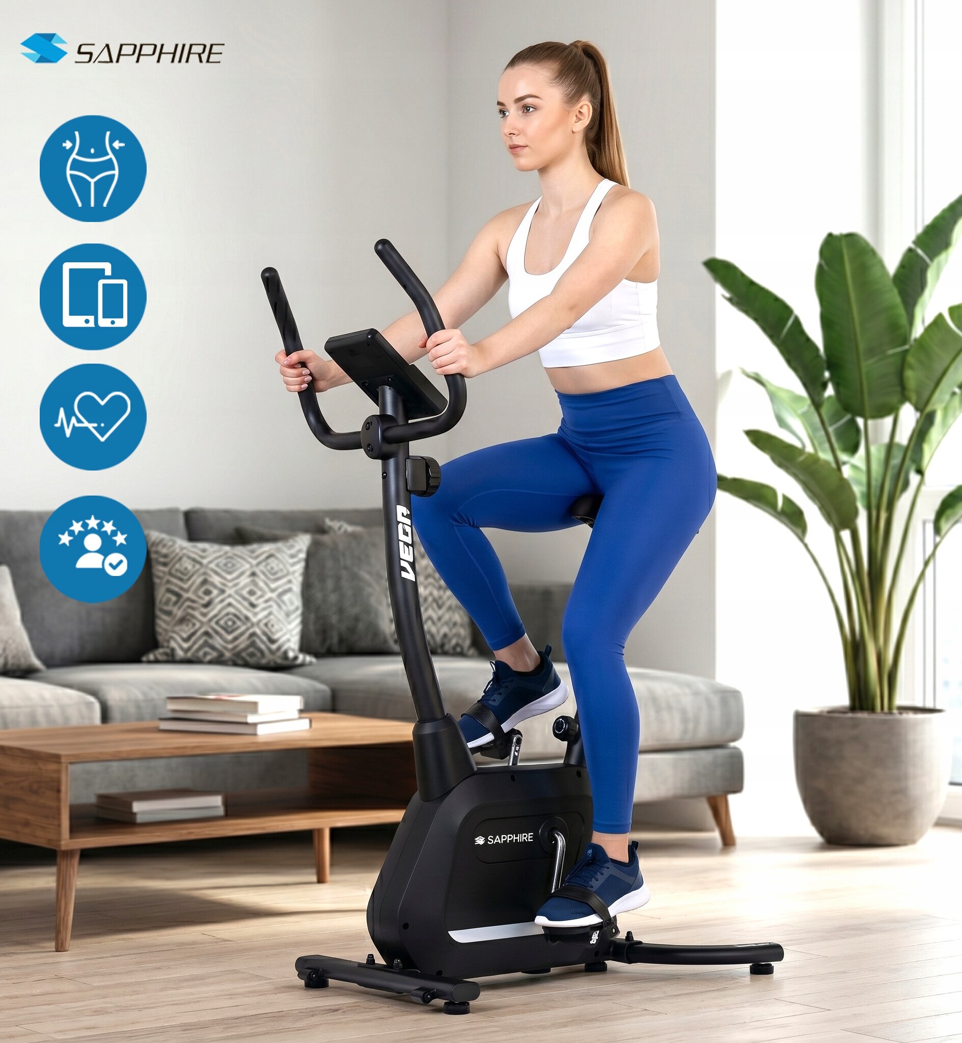 Osoba ćwiczy na czarnym rowerze treningowym marki Sapphire w jasnym wnętrzu z rośliną i sofą w tle. W lewym górnym rogu widoczne jest logo Sapphire oraz cztery niebieskie ikony przedstawiające sylwetkę, telefon, serce i gwiazdki.