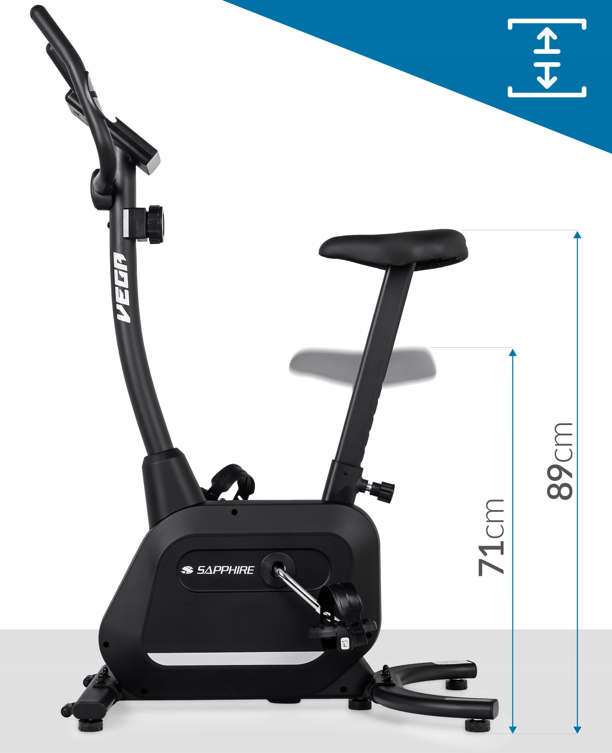 Czarny rower treningowy stacjonarny z napisem \'VEGA\' na ramie i logo \'SAPPHIRE\' na obudowie. Obok roweru widoczne są wymiary: 71 cm i 89 cm.