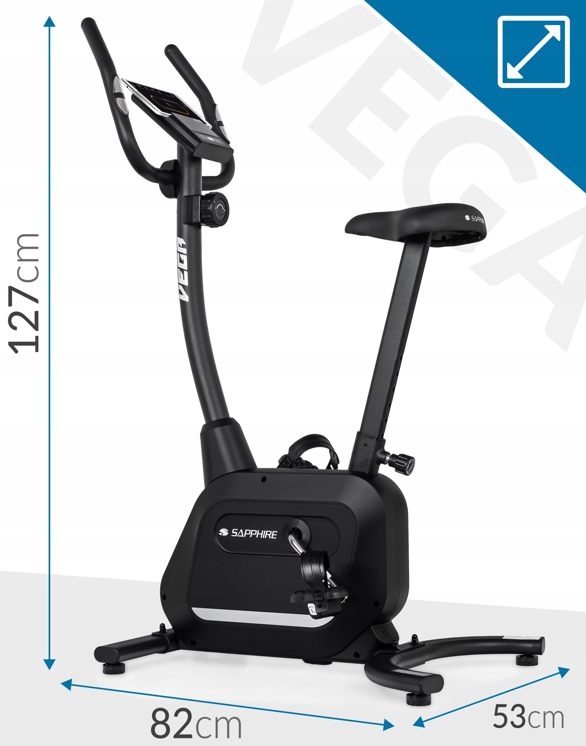 Czarny rower treningowy stacjonarny z logo \'SAPPHIRE\' na obudowie. Wymiary: 127 cm wysokości, 82 cm długości, 53 cm szerokości.