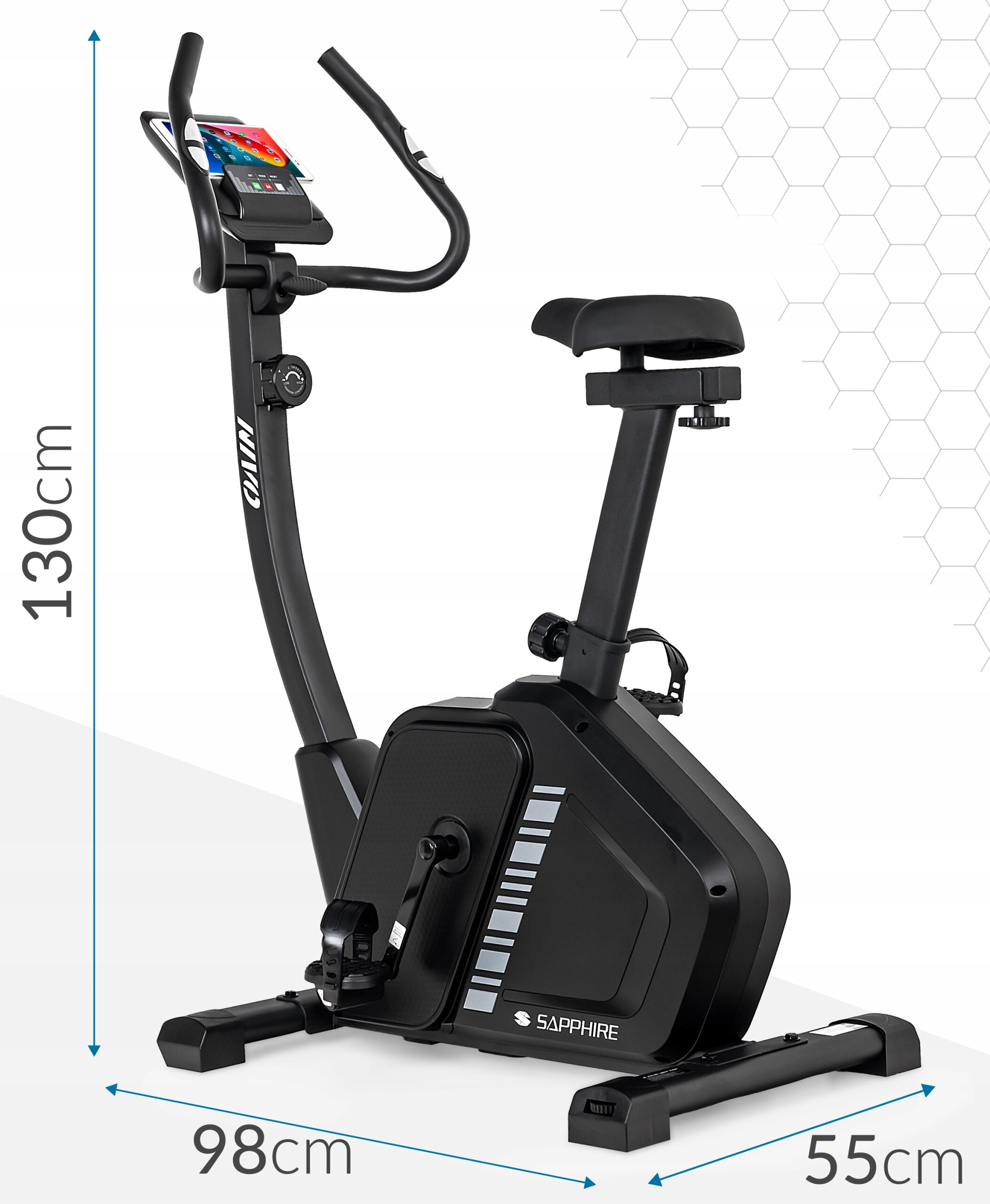 Czarny rower treningowy stacjonarny z magnetycznym oporem, posiada wyświetlacz i regulowane siodełko. Na ramie widoczne jest logo \'SAPPHIRE\', a wymiary urządzenia to 130 cm wysokości, 98 cm długości i 55 cm szerokości.