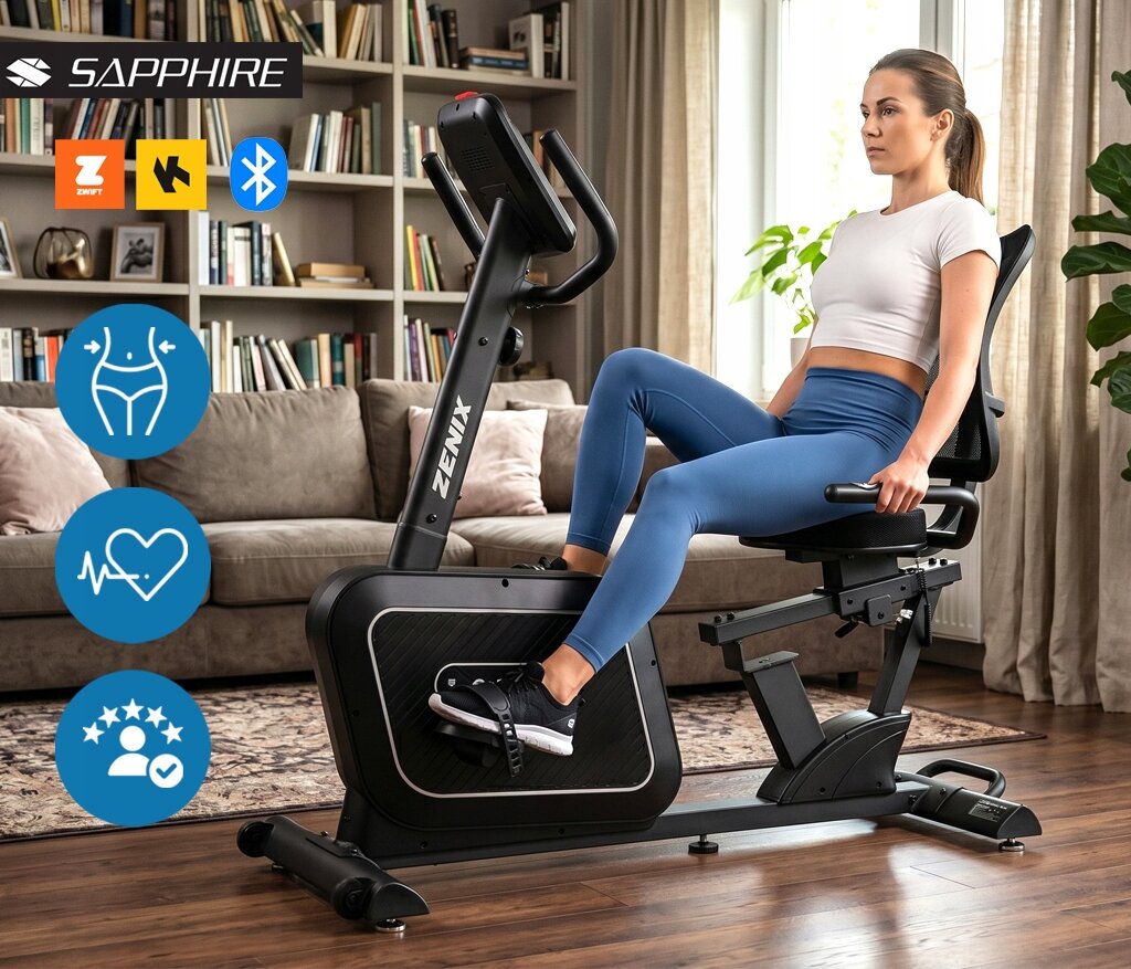 Osoba ćwiczy na czarnym rowerze treningowym stacjonarnym magnetycznym poziomym leżącym marki ZENIX w salonie. W tle widoczne są półki z książkami, a na rowerze znajdują się ikony aplikacji i logo SAPPHIRE.
