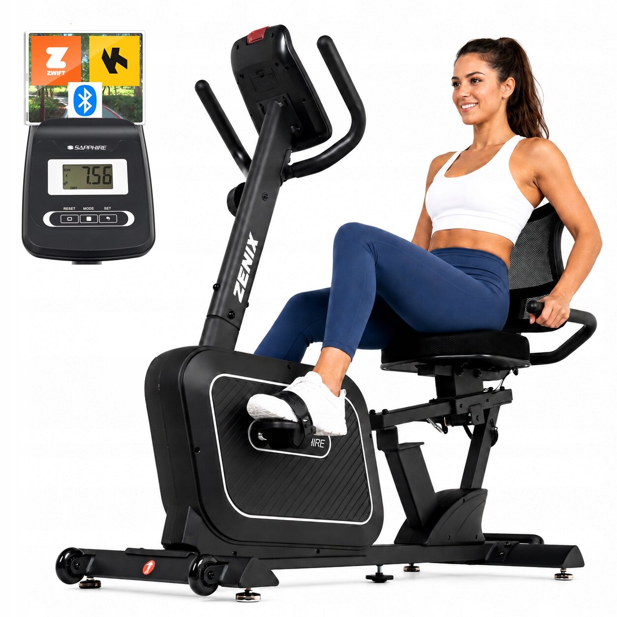 Osoba ćwiczy na czarnym rowerze treningowym stacjonarnym magnetycznym poziomym. Obok widoczny jest wyświetlacz z logo \'SAPPHIRE\' oraz ikonami aplikacji i symbolem Bluetooth.
