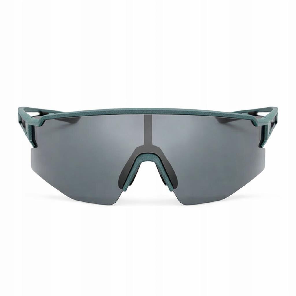Na obrazie widoczne są sportowe okulary przeciwsłoneczne z ciemnymi, polaryzacyjnymi soczewkami i zielonymi oprawkami. Okulary mają nowoczesny design z wyraźnym mostkiem nosowym.