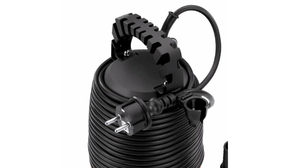 Czarna elektryczna pompa do wody z widocznym uchwytem i przewodem zasilającym zakończonym wtyczką.