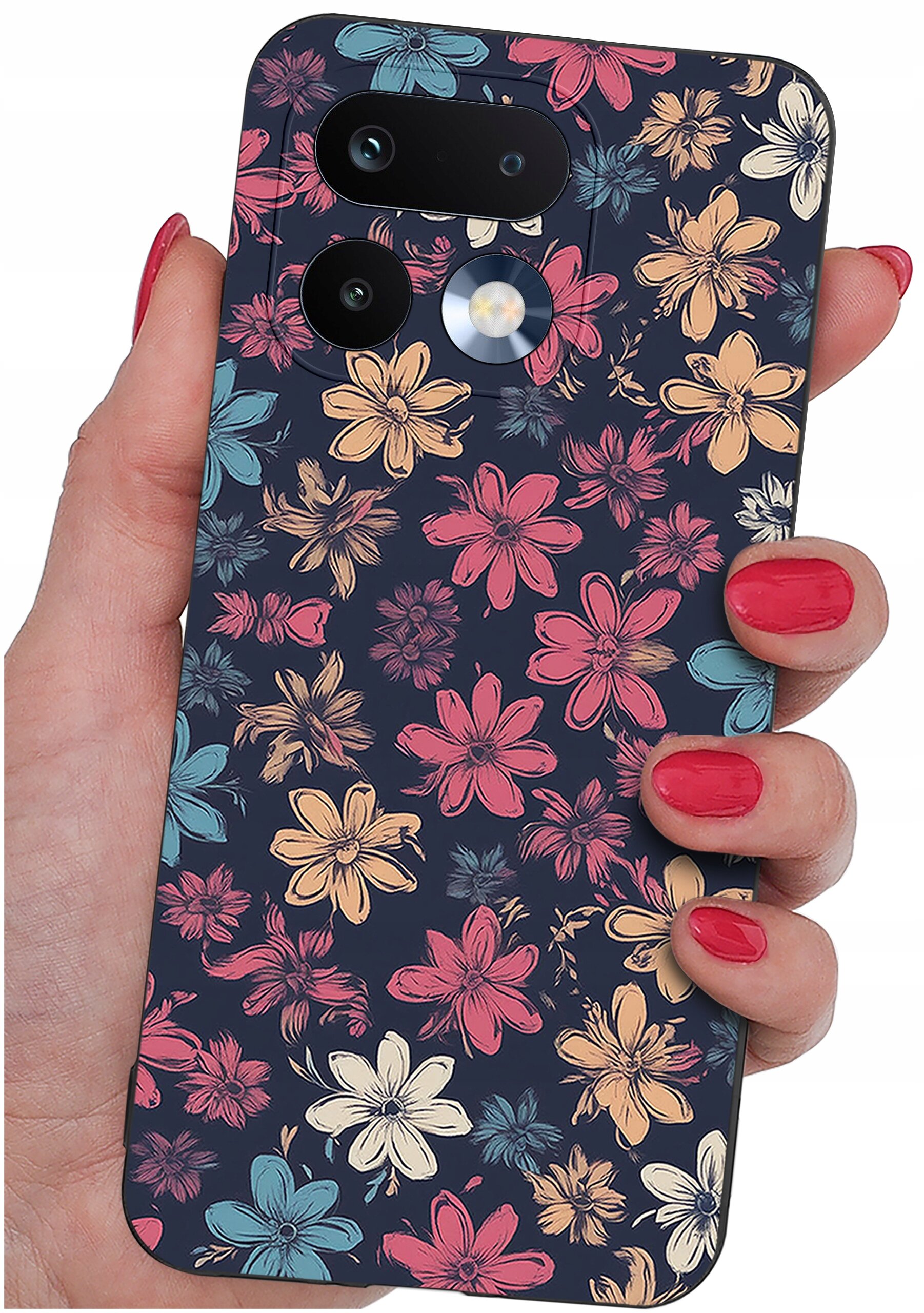 Etui na telefon z kolorowym wzorem kwiatowym, trzymane w dłoni z pomalowanymi na czerwono paznokciami. Etui posiada wycięcia na aparat i lampę błyskową.