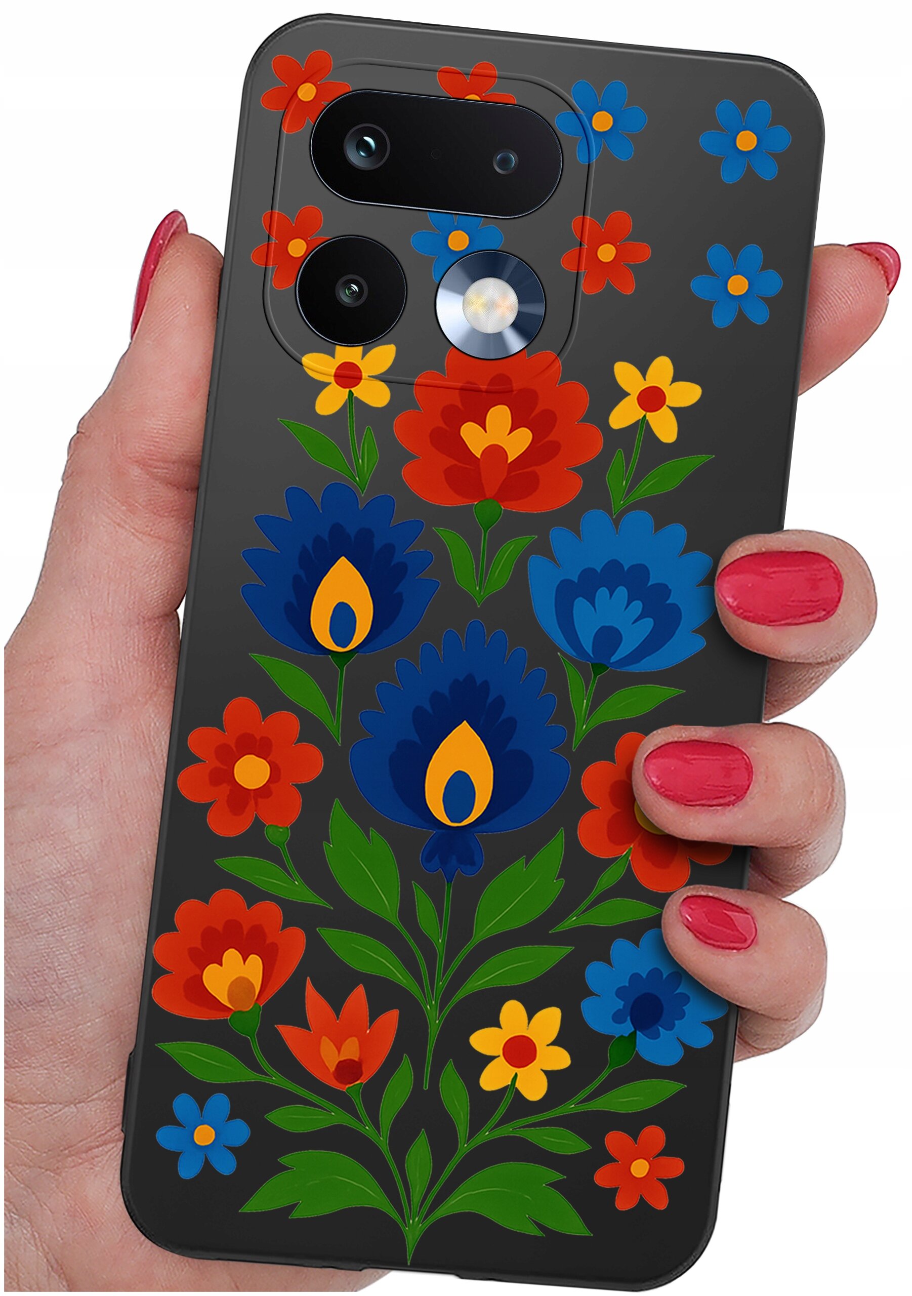 Etui na telefon z kolorowym wzorem kwiatowym w odcieniach niebieskiego, czerwonego i żółtego, trzymane w dłoni z pomalowanymi na czerwono paznokciami.