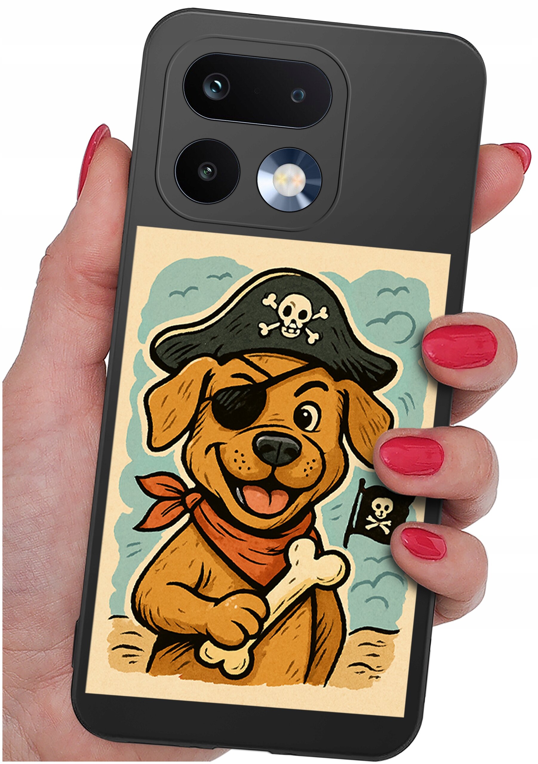 Etui na telefon z grafiką przedstawiającą psa pirata z przepaską na oku, trzymającego kość i małą flagę z czaszką. Etui jest trzymane w dłoni z pomalowanymi na czerwono paznokciami.