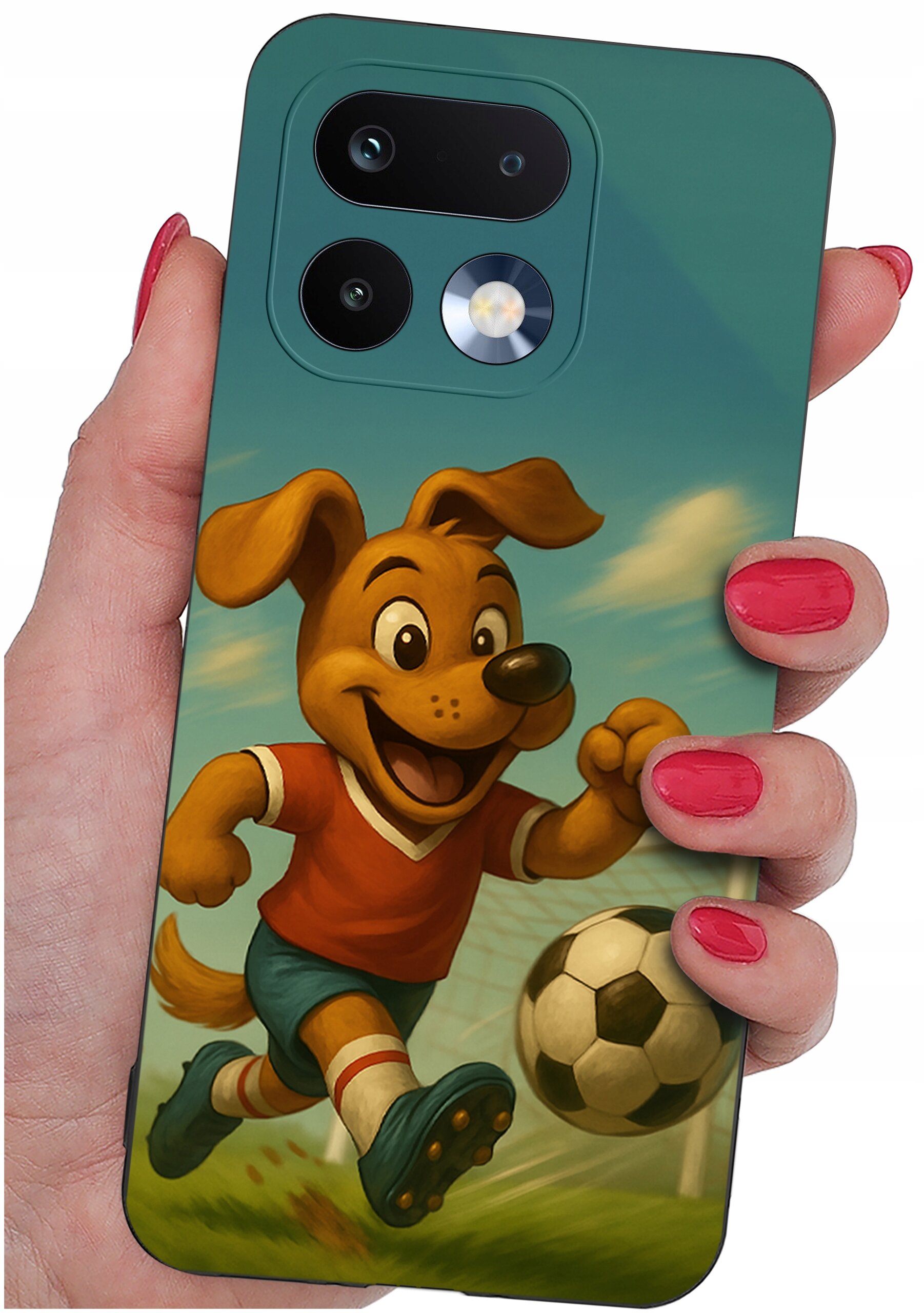 Etui na telefon z grafiką przedstawiającą rysunkowego psa w czerwonej koszulce, biegnącego z piłką na tle bramki. Etui trzymane jest w dłoni z pomalowanymi na czerwono paznokciami.