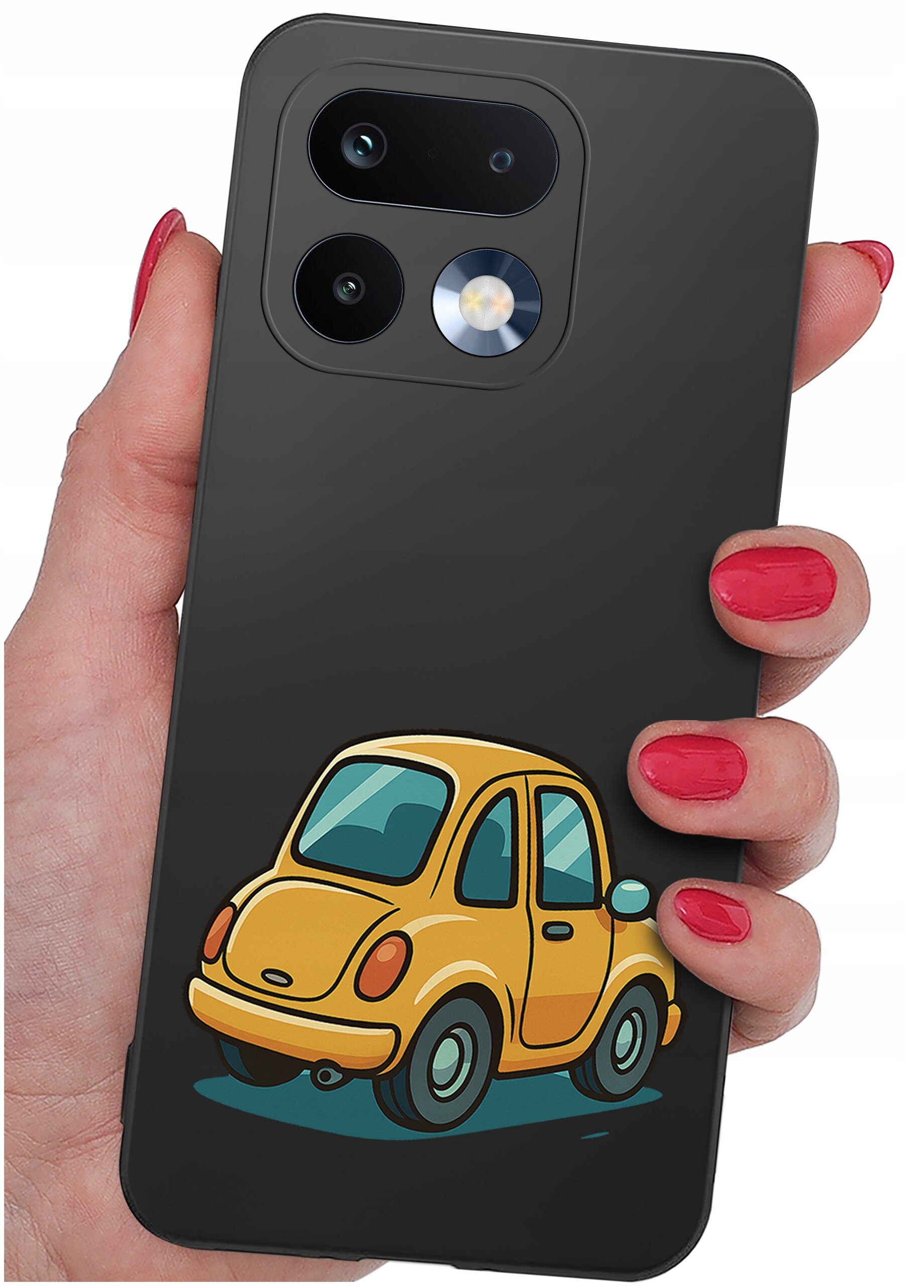 Osoba trzyma czarne etui na telefon z nadrukiem żółtego samochodu. Etui ma wycięcia na dwa obiektywy aparatu i lampę błyskową.