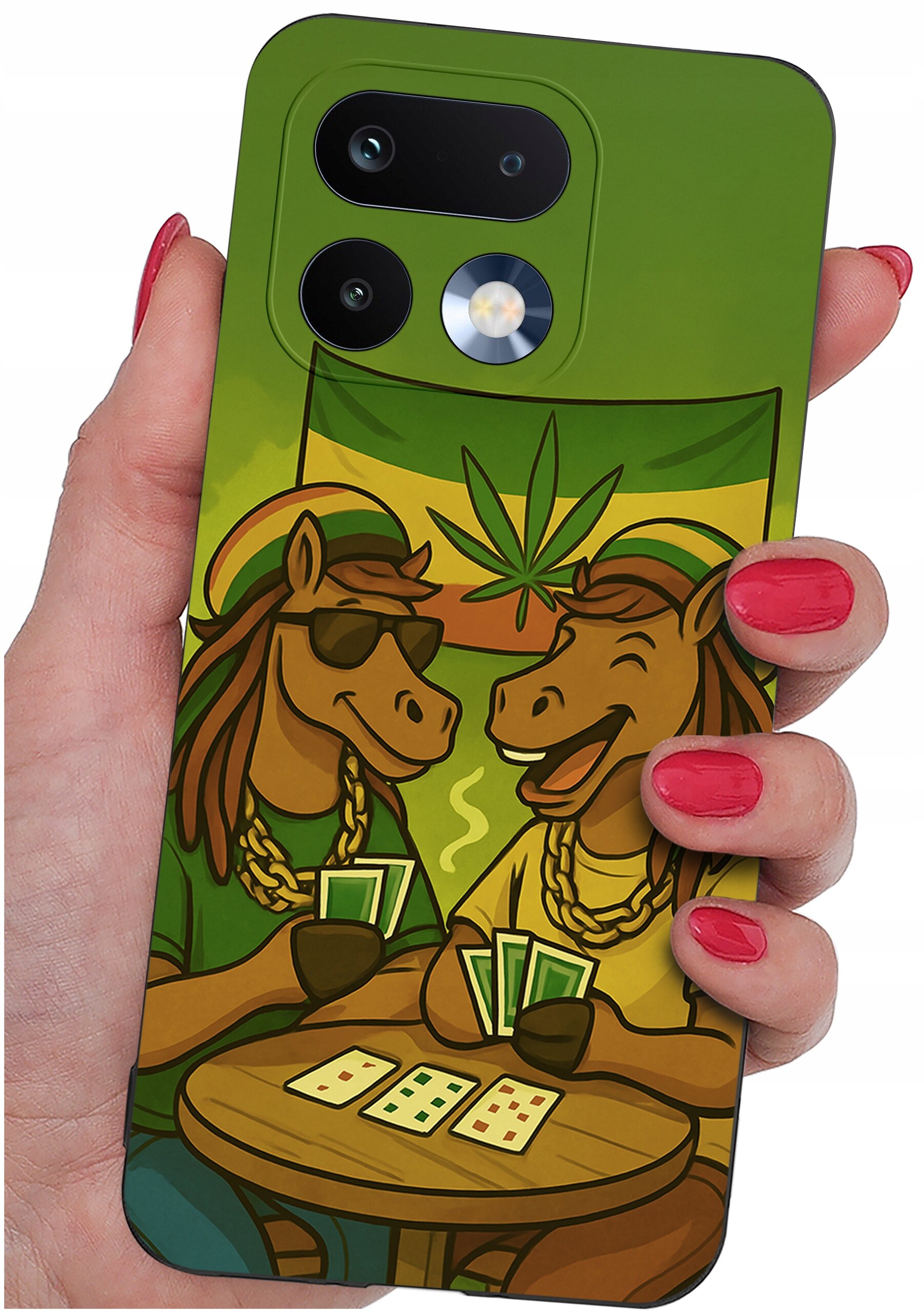 Etui na telefon z zielonym tłem, przedstawiające dwa rysunkowe konie w czapkach i okularach, grające w karty przy stole. W tle widoczny jest liść konopi na kolorowym tle.