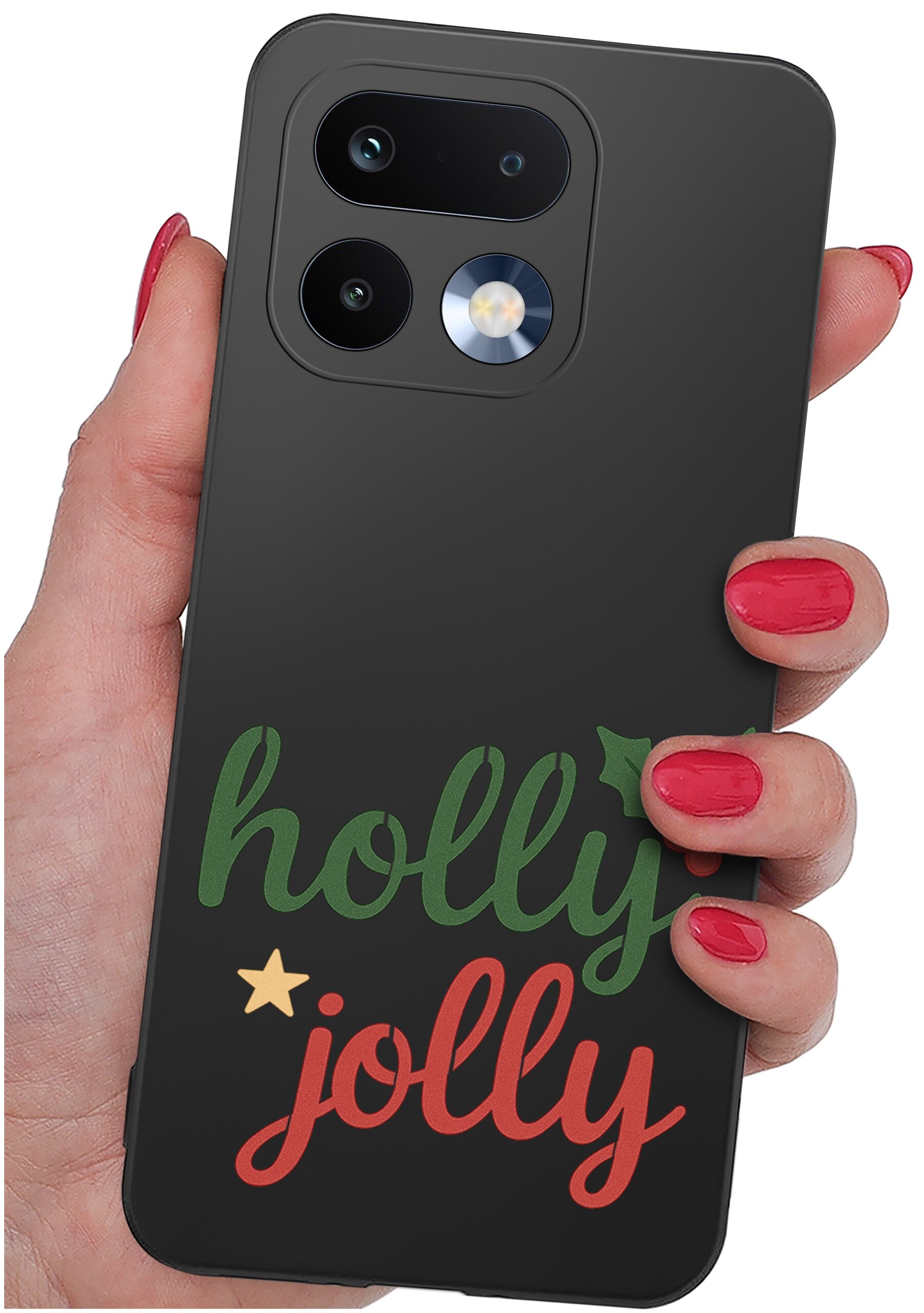 Osoba trzyma czarne etui na telefon z napisem \'holly jolly\' w kolorach zielonym i czerwonym oraz małą gwiazdką. Etui ma wycięcia na dwa obiektywy aparatu i lampę błyskową.