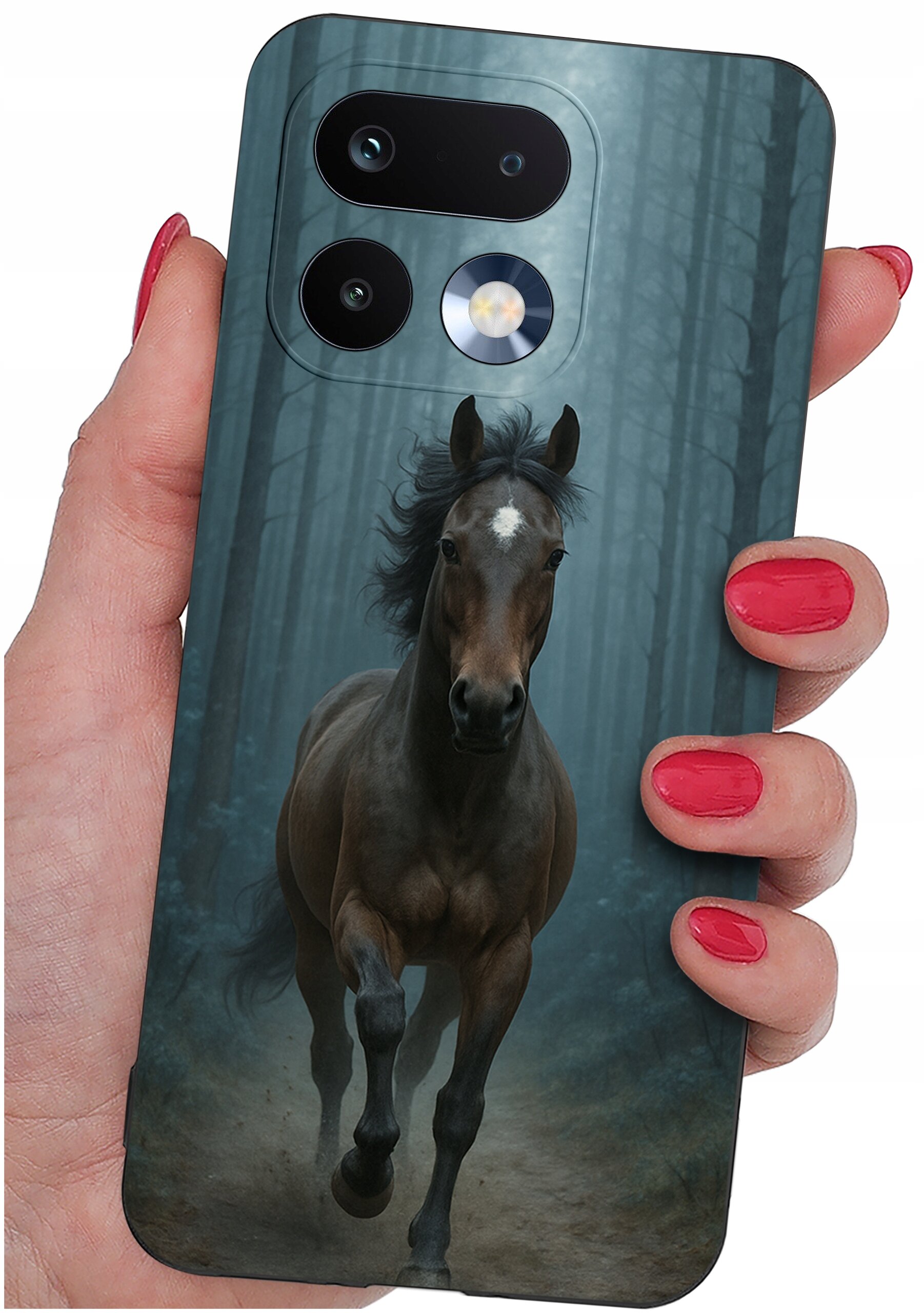 Etui na telefon z nadrukiem galopującego konia w lesie, trzymane w dłoni z pomalowanymi na czerwono paznokciami. Widoczne są otwory na aparat i lampę błyskową.