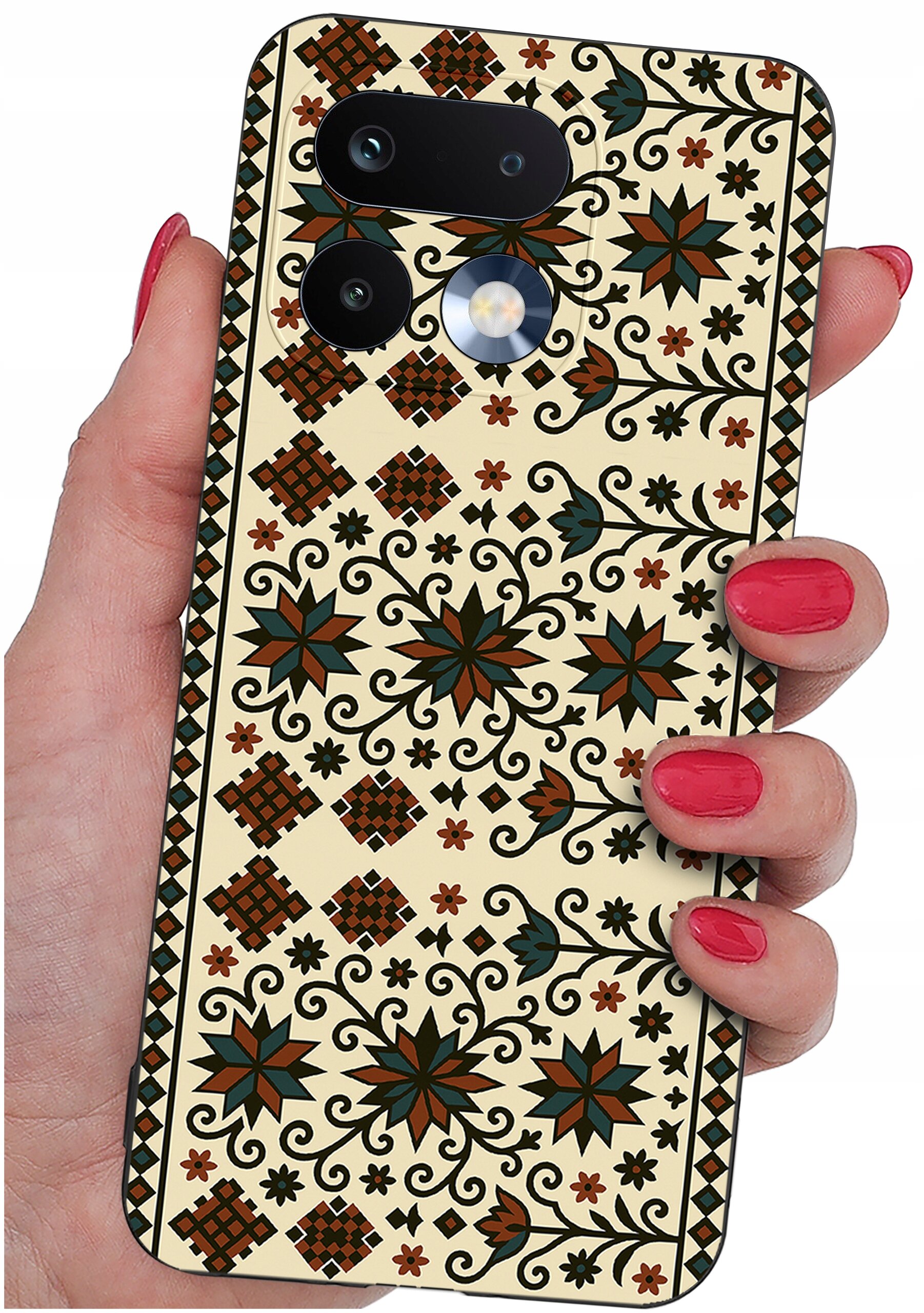 Etui na telefon z wzorem w stylu etnicznym, trzymane w dłoni z pomalowanymi na czerwono paznokciami. Wzór składa się z geometrycznych i kwiatowych motywów w kolorach brązu, zieleni i czerni na jasnym tle.