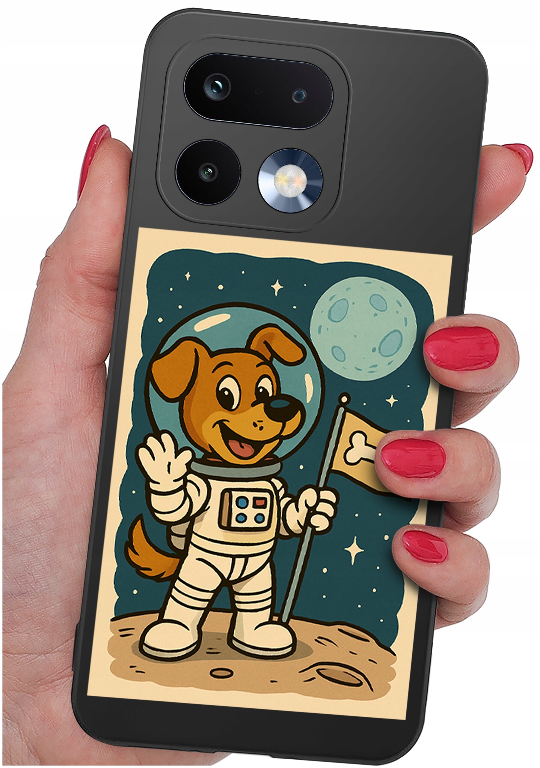 Etui na telefon z grafiką przedstawiającą psa w skafandrze kosmicznym, trzymającego flagę z kością na tle księżyca i gwiazd. Etui jest trzymane w dłoni z pomalowanymi na czerwono paznokciami.