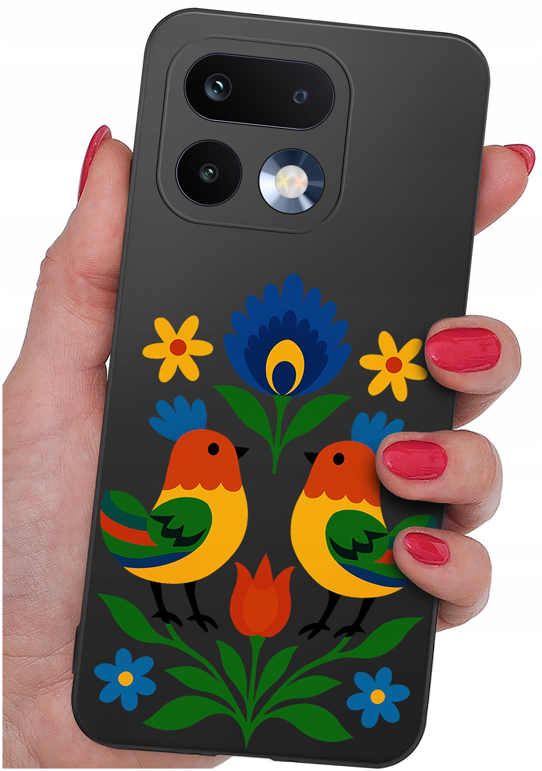 Etui na telefon z kolorowym wzorem przedstawiającym dwa ptaki i kwiaty, trzymane w dłoni z pomalowanymi na czerwono paznokciami. Etui ma wycięcia na aparat i lampę błyskową.