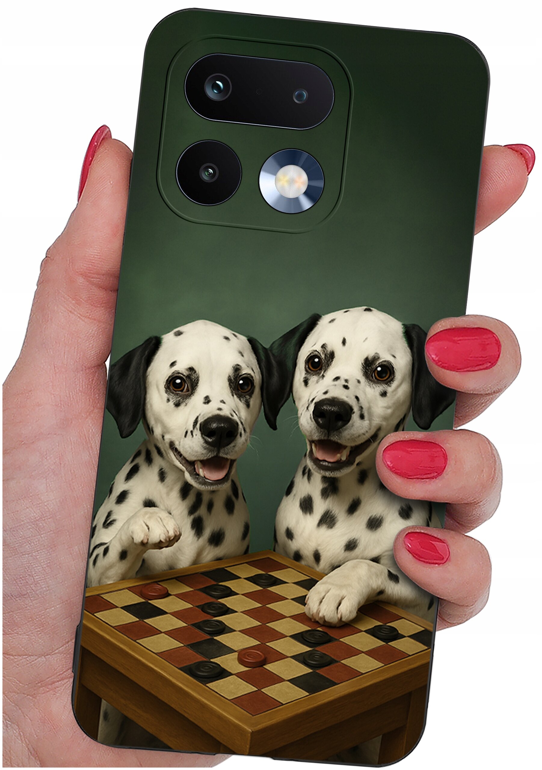 Etui na telefon z nadrukiem dwóch dalmatyńczyków siedzących przy planszy do gry w warcaby. Etui jest trzymane w dłoni z pomalowanymi na czerwono paznokciami.