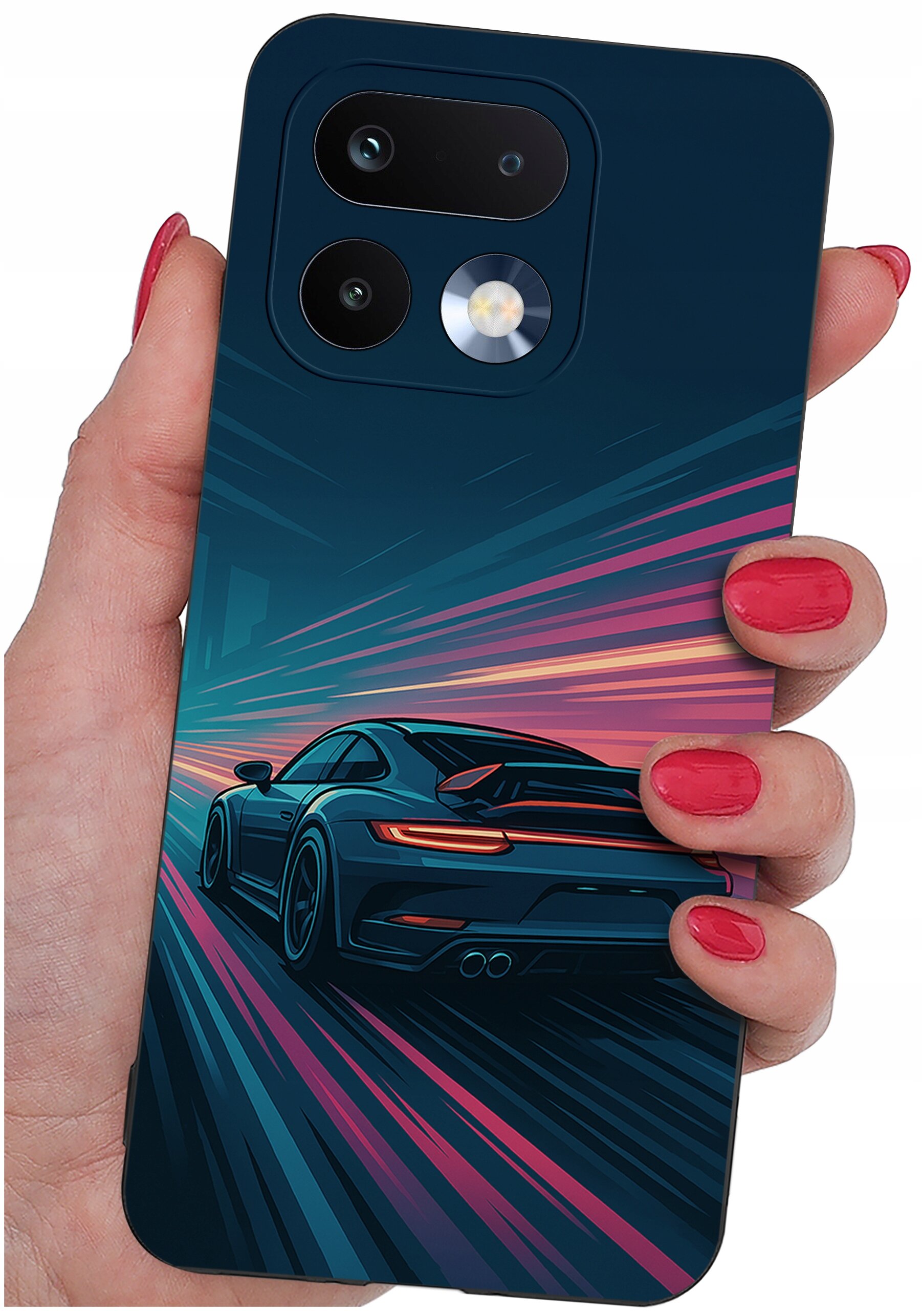 Etui na telefon z grafiką przedstawiającą samochód sportowy na tle dynamicznych, kolorowych linii. Etui trzymane jest w dłoni z pomalowanymi na czerwono paznokciami.