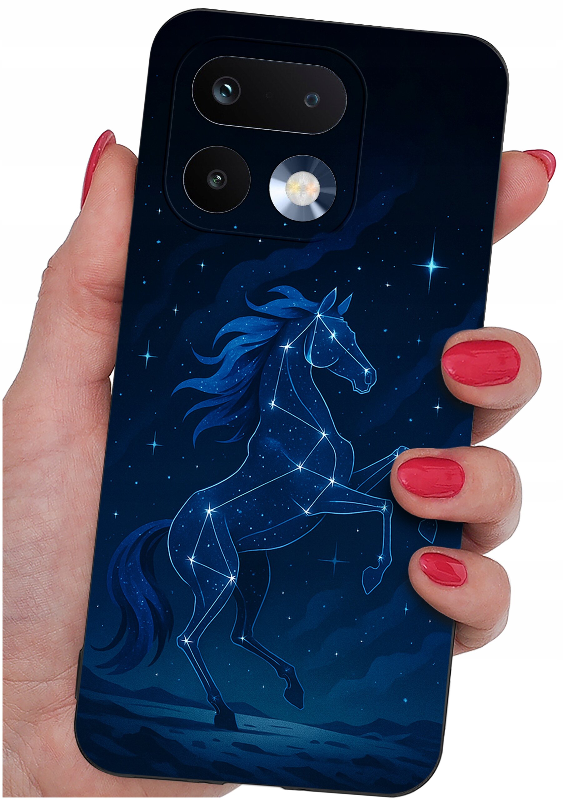 Etui na telefon z grafiką przedstawiającą konstelację w kształcie konia na tle gwiaździstego nieba. Etui trzymane jest w dłoni z pomalowanymi na czerwono paznokciami.