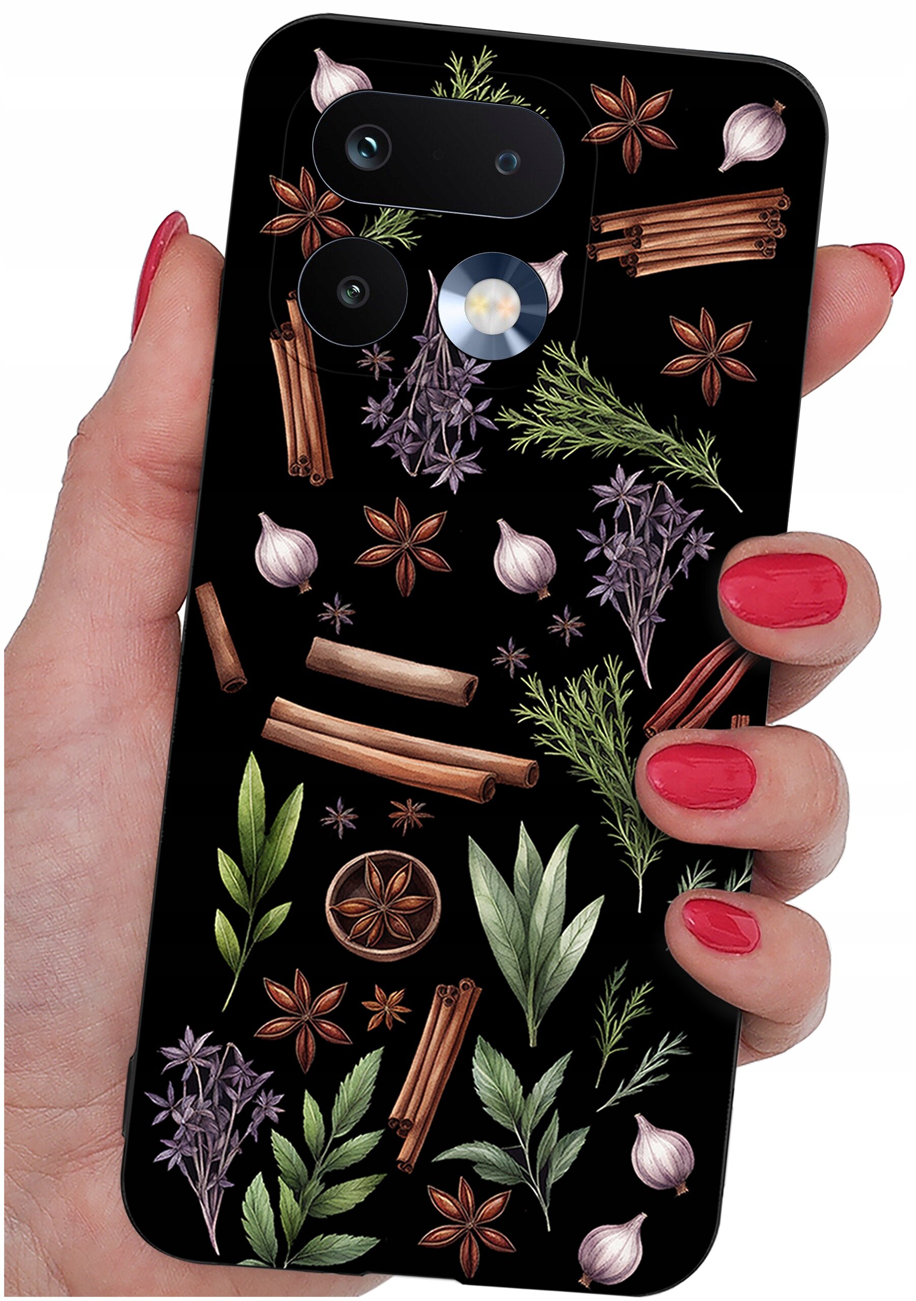 Etui na telefon z wzorem przedstawiającym różne przyprawy i zioła, takie jak cynamon, anyż, czosnek i liście. Etui jest trzymane w dłoni z pomalowanymi na czerwono paznokciami.