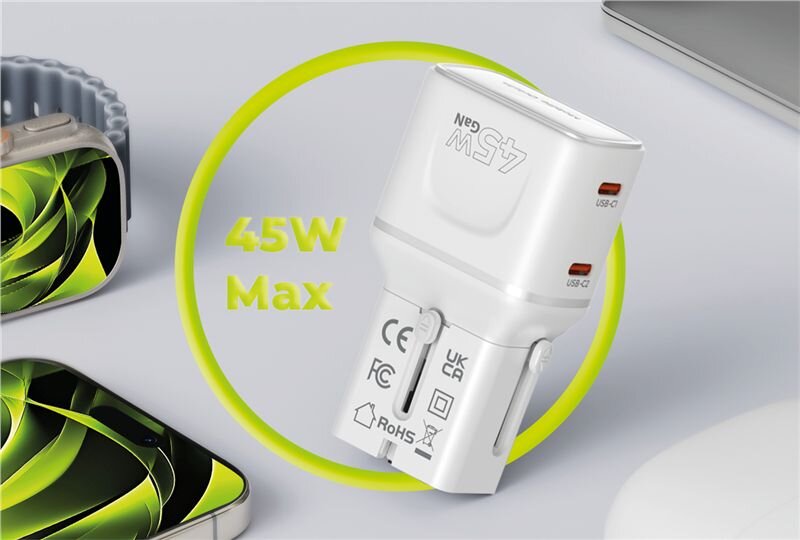 Na obrazie widoczny jest biały adapter podróżny z oznaczeniami \'45W Gan\', \'USB-C1\', \'USB-C2\', oraz symbolami certyfikacji CE, UKCA, FCC i RoHS. Obok adaptera znajduje się napis \'45W Max\' w zielonym okręgu, a w tle widoczne są fragmenty urządzeń elektronicznych z zielonymi wzorami na ekranach.