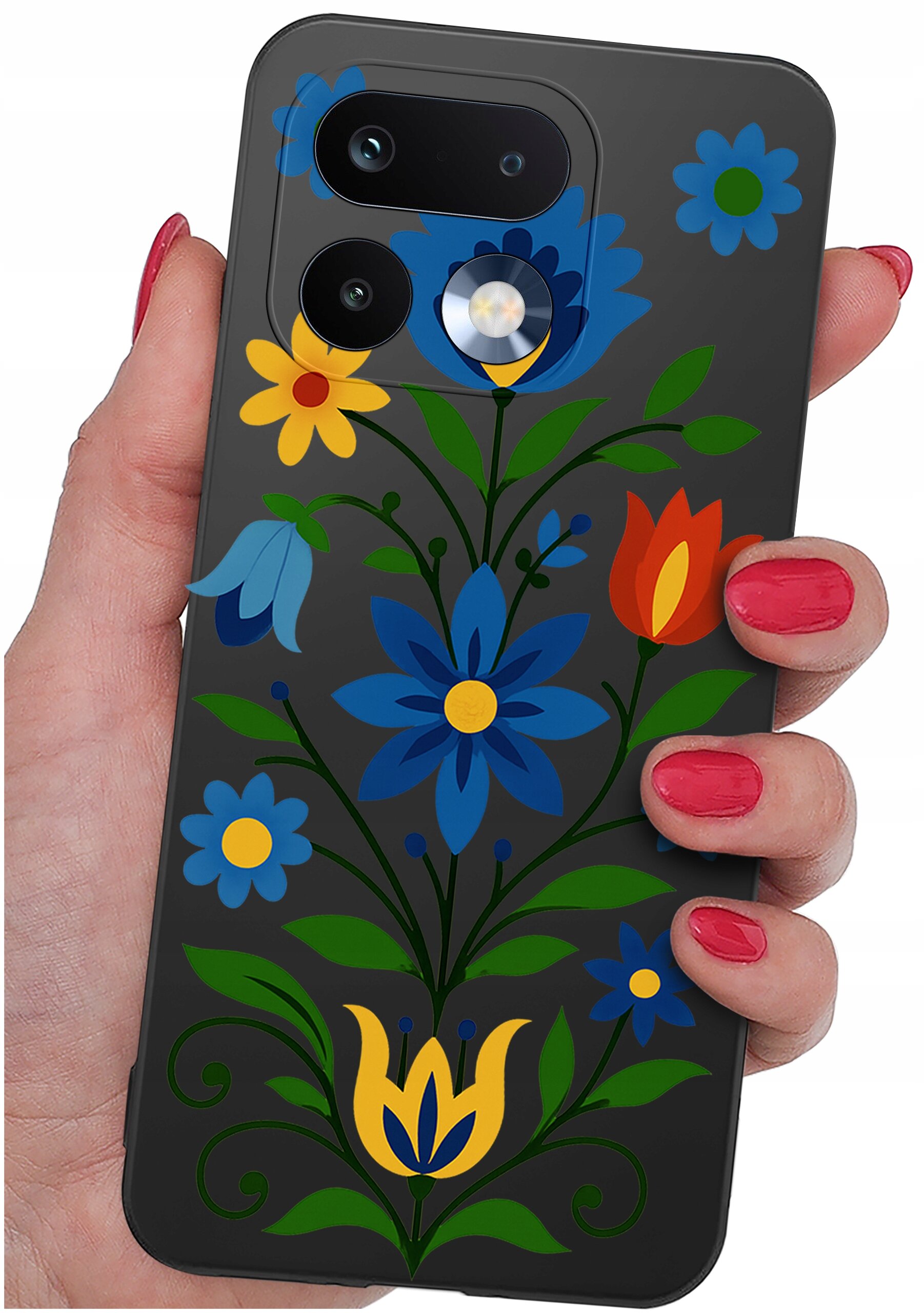 Osoba trzyma etui na telefon z kolorowym wzorem kwiatowym na ciemnym tle. Etui posiada wycięcia na aparat i lampę błyskową.