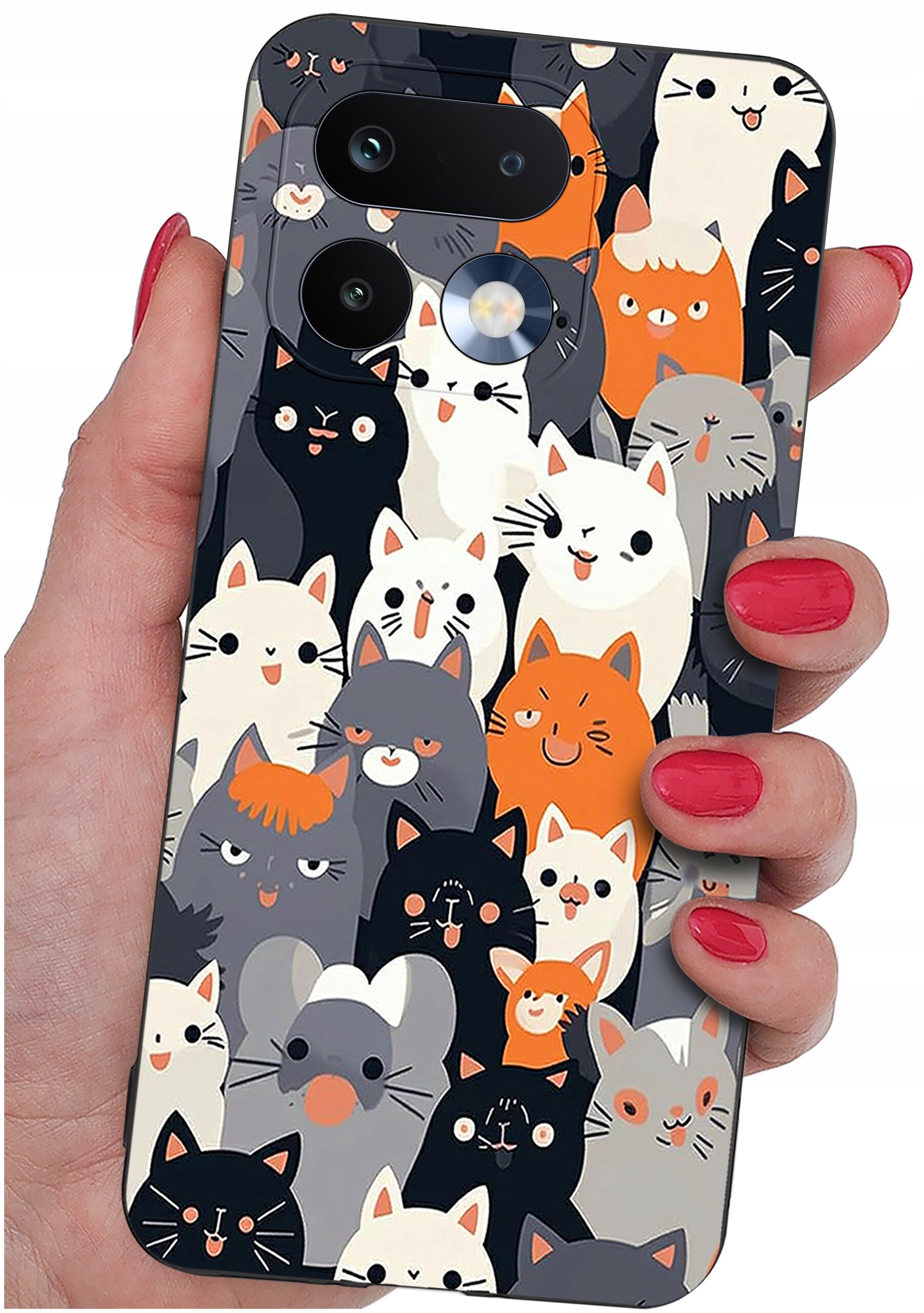 Etui na telefon z kolorowym wzorem przedstawiającym różne koty, trzymane w dłoni z pomalowanymi na czerwono paznokciami. Etui posiada otwory na aparat i lampę błyskową.