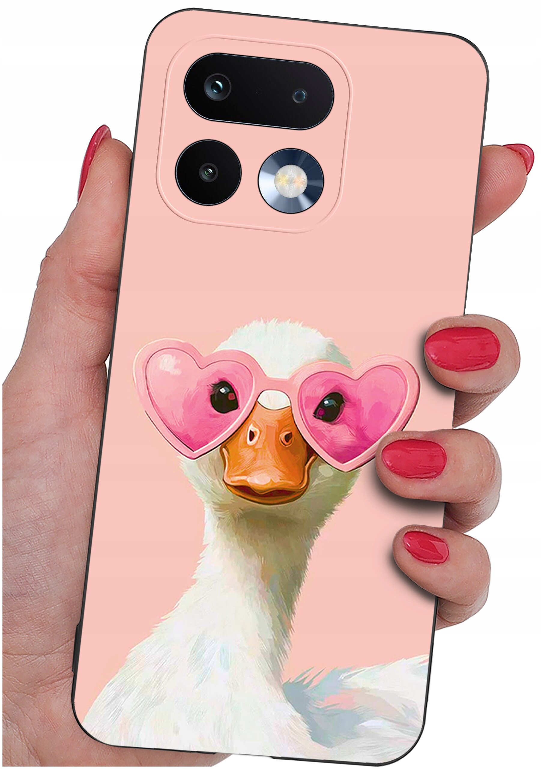 Etui na telefon z grafiką przedstawiającą kaczkę w różowych okularach w kształcie serc. Etui jest trzymane w dłoni z pomalowanymi na czerwono paznokciami.