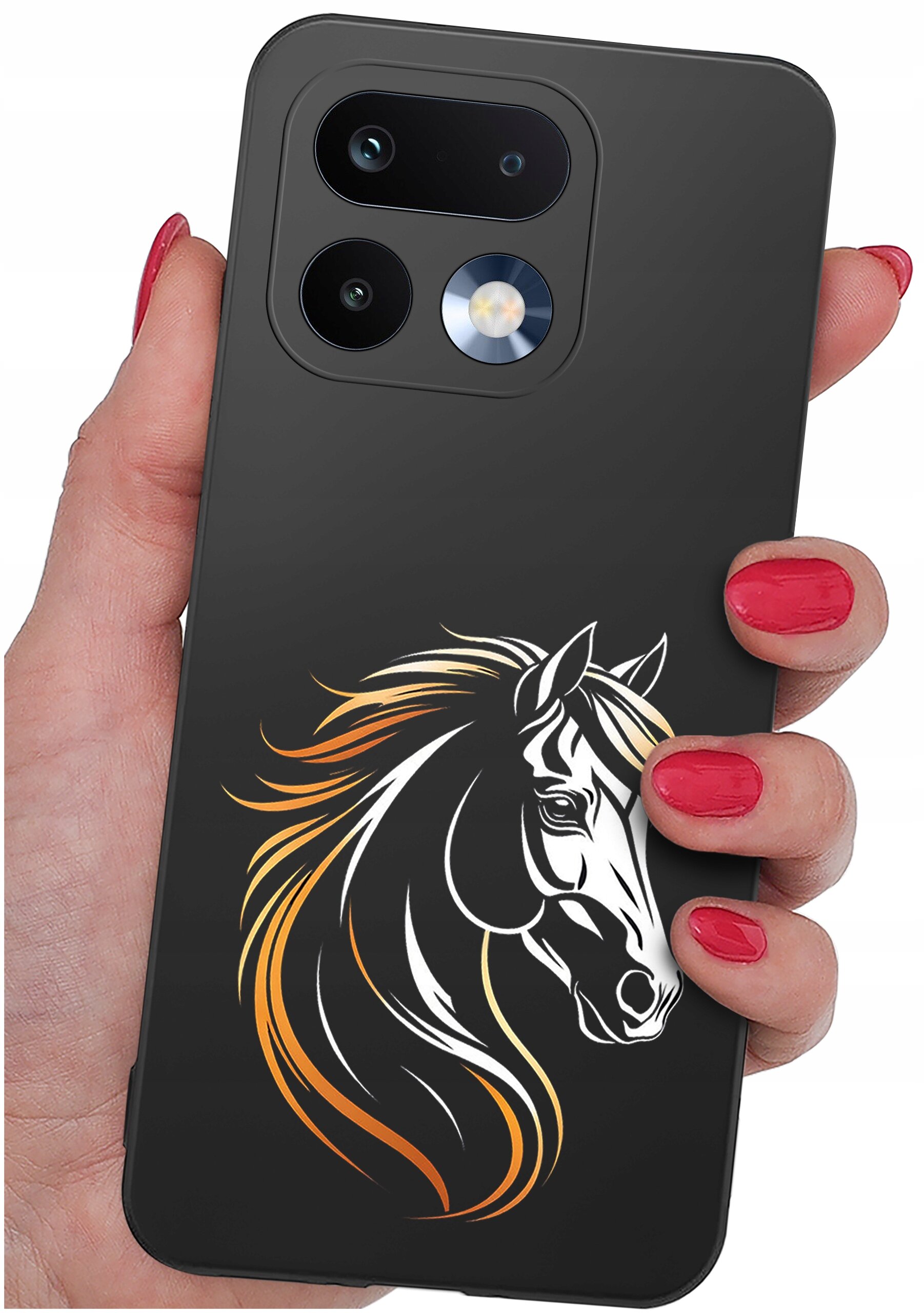 Osoba trzyma telefon w czarnym etui z grafiką konia o pomarańczowo-białej grzywie. Etui ma wycięcia na dwa obiektywy aparatu i lampę błyskową.