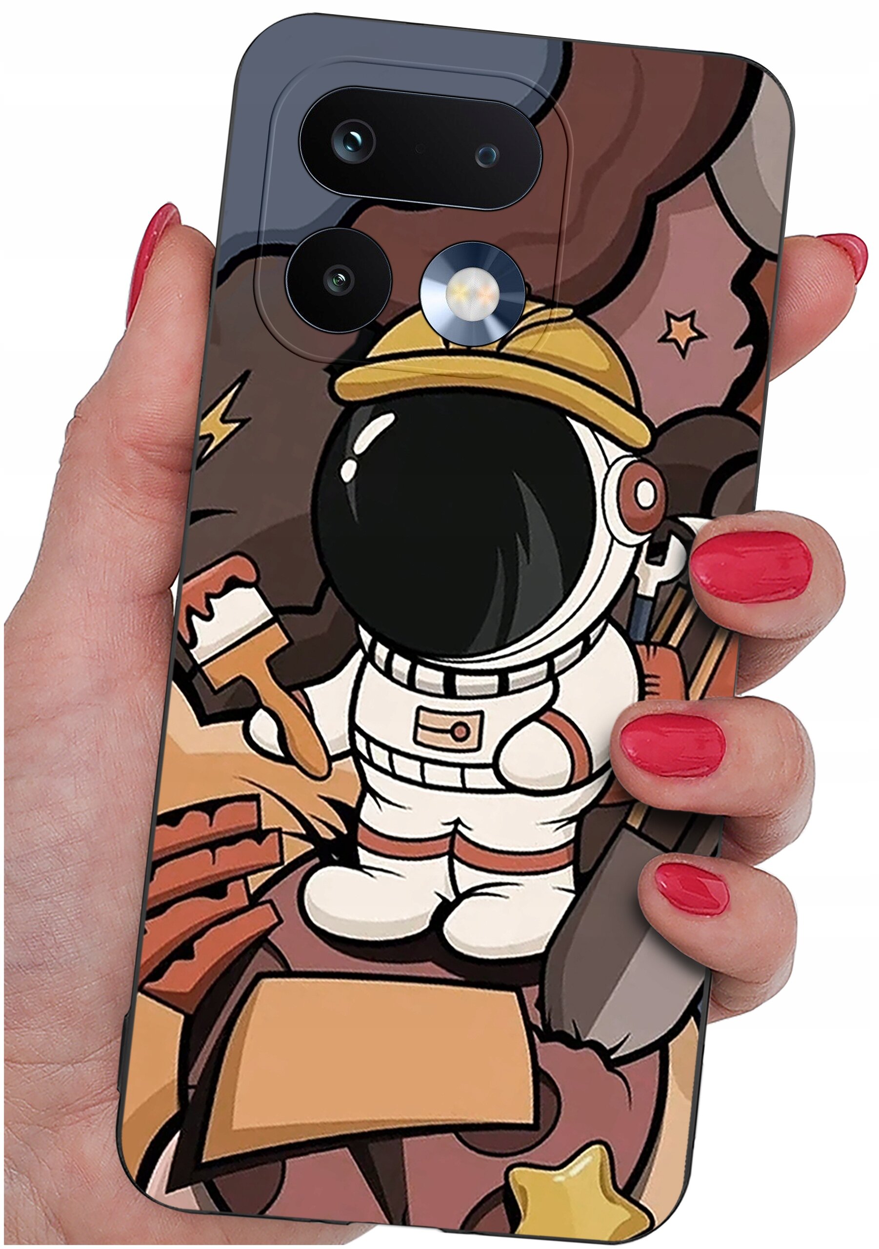 Etui na telefon z kolorowym wzorem przedstawiającym astronautę trzymającego pędzel, na tle kosmicznego krajobrazu. Etui jest trzymane w dłoni z pomalowanymi na czerwono paznokciami.