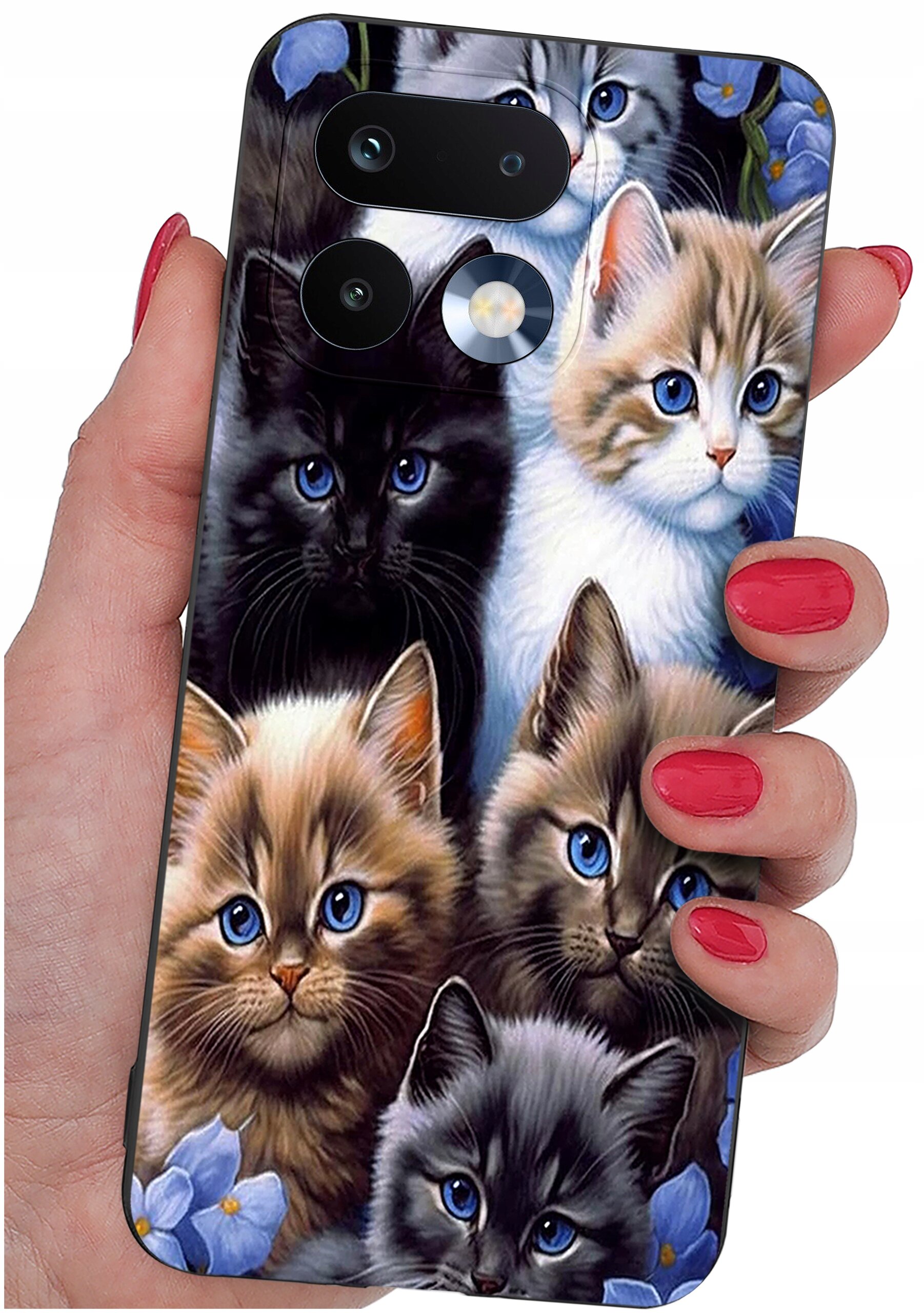 Etui na telefon z nadrukiem kilku kotów o niebieskich oczach, trzymane w dłoni z pomalowanymi na czerwono paznokciami.