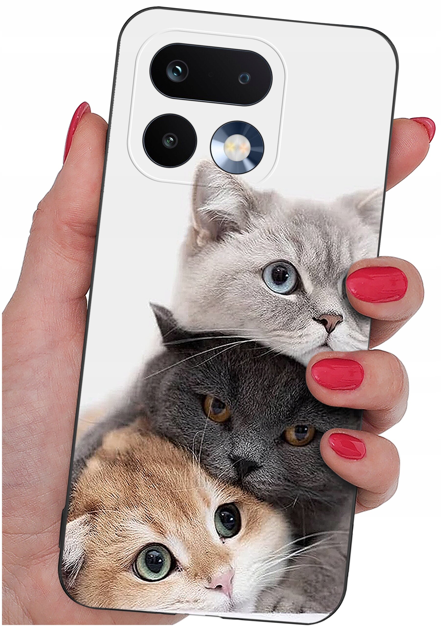 Etui na telefon z nadrukiem trzech kotów, trzymane w dłoni z pomalowanymi na czerwono paznokciami. Etui ma wycięcia na dwa obiektywy aparatu i lampę błyskową.