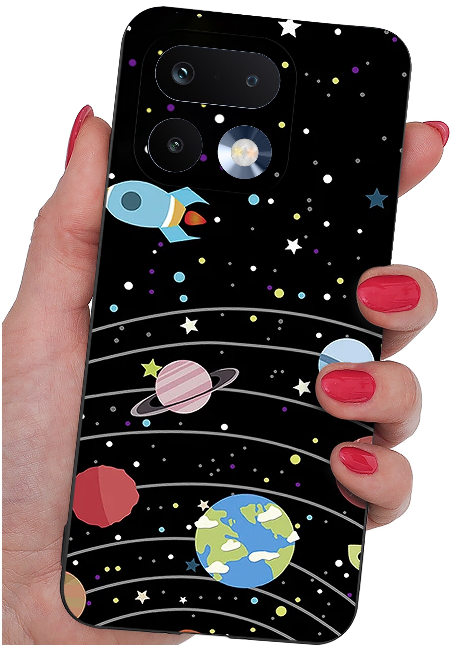 Etui na telefon z motywem kosmosu, przedstawiające planety, gwiazdy i rakietę na czarnym tle. Etui trzymane jest w dłoni z pomalowanymi na czerwono paznokciami.
