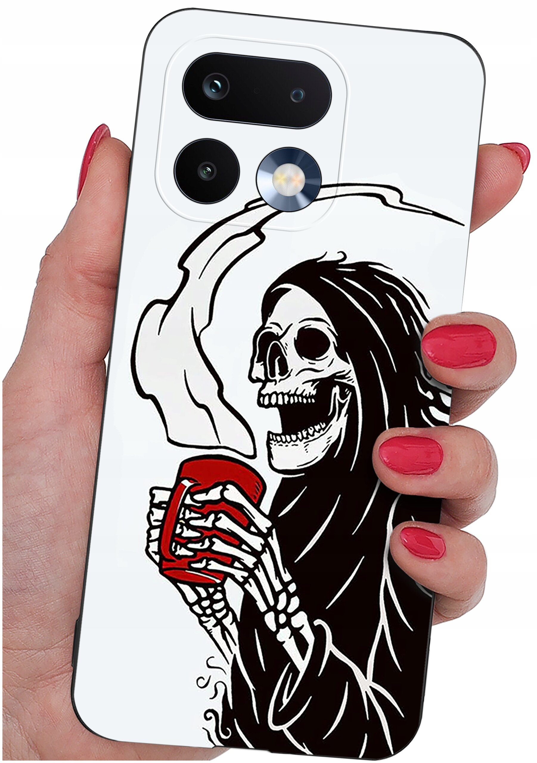 Etui na telefon z grafiką przedstawiającą szkielet w kapturze trzymający czerwony kubek. Etui jest trzymane w dłoni z pomalowanymi na czerwono paznokciami.