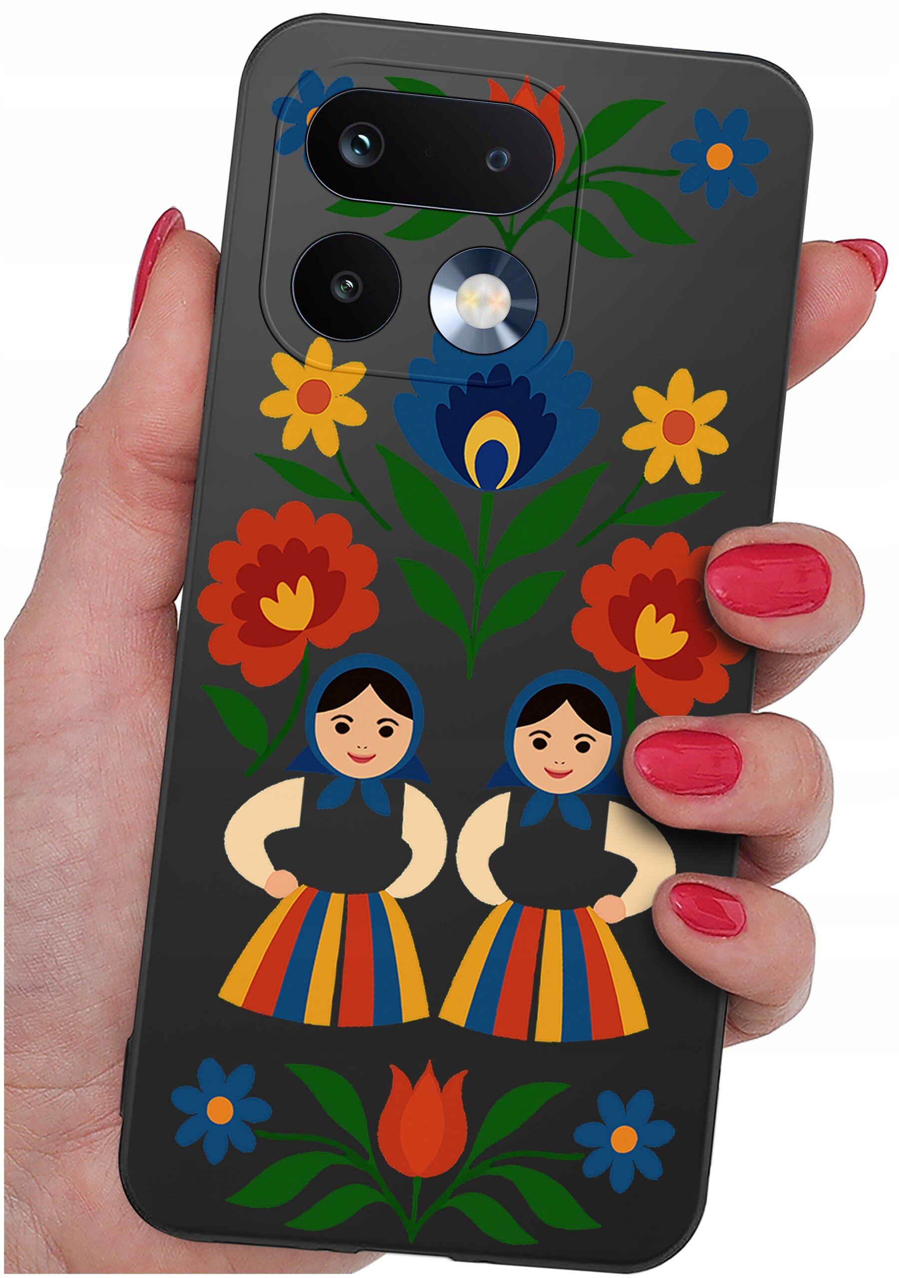 Etui na telefon z kolorowym wzorem ludowym, przedstawiającym dwie postacie w tradycyjnych strojach oraz kwiatowe motywy. Etui jest trzymane w dłoni z pomalowanymi na czerwono paznokciami.