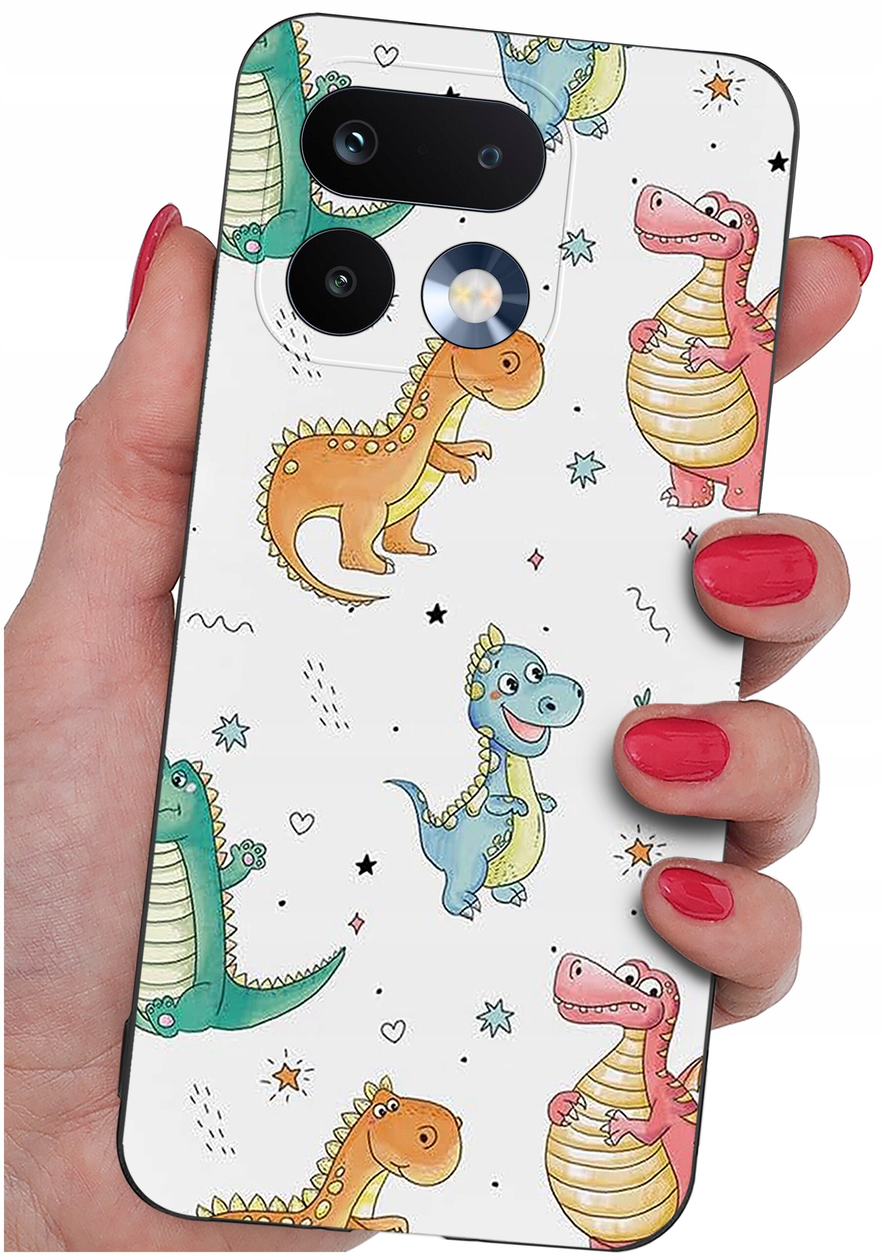 Etui na telefon z kolorowym wzorem dinozaurów trzymane w dłoni z pomalowanymi na czerwono paznokciami. Etui ma wycięcia na aparat i lampę błyskową.