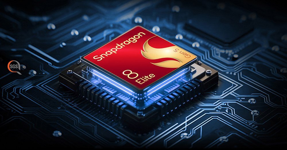 Obraz przedstawia procesor z napisem \'Snapdragon 8 Elite\' umieszczony na płytce drukowanej z widocznymi ścieżkami elektronicznymi. W tle znajduje się logo \'SGS\'.