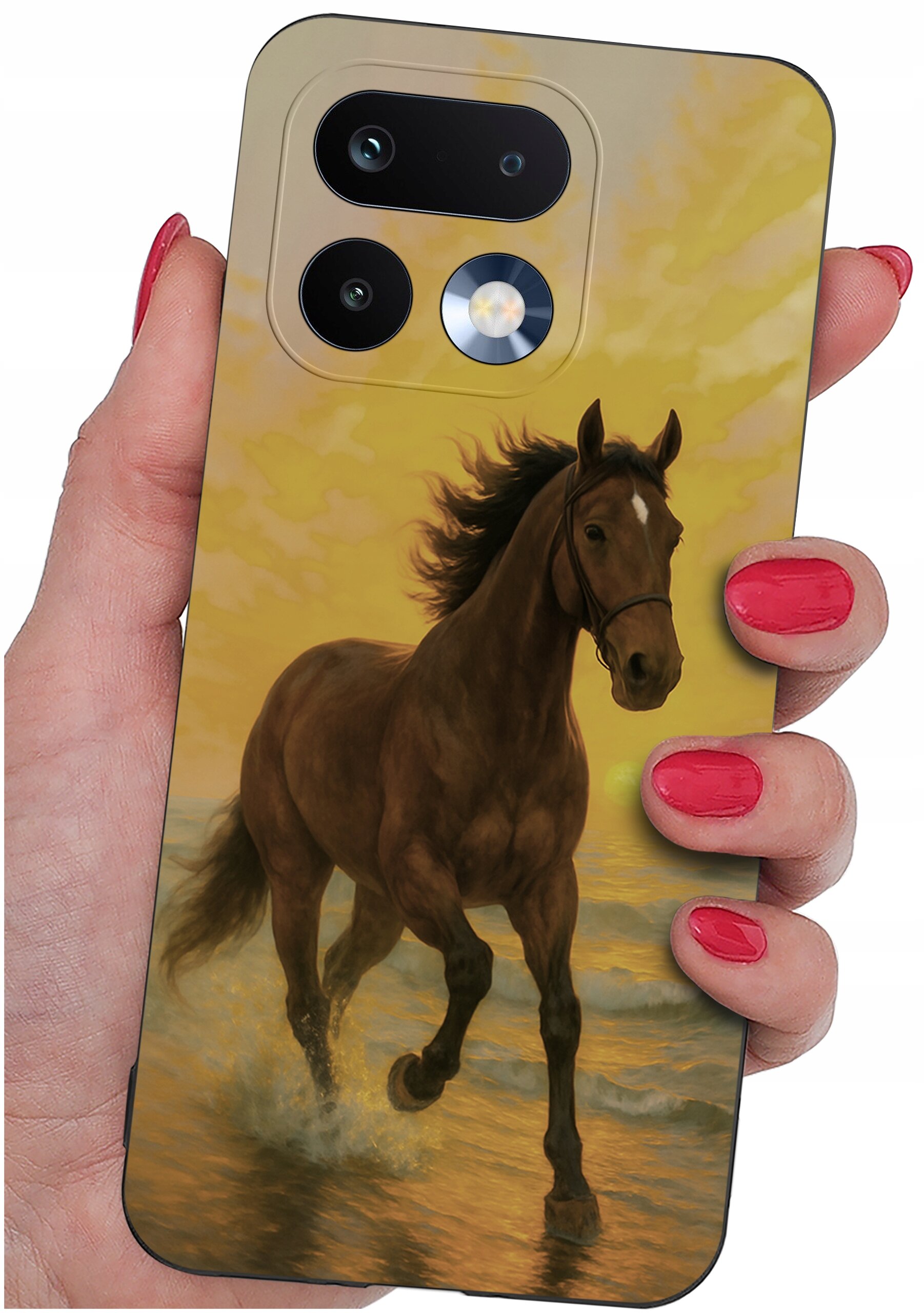 Etui na telefon z nadrukiem galopującego konia na tle zachodzącego słońca, trzymane w dłoni z pomalowanymi na czerwono paznokciami. W górnej części etui widoczne są dwa obiektywy aparatu i lampa błyskowa.