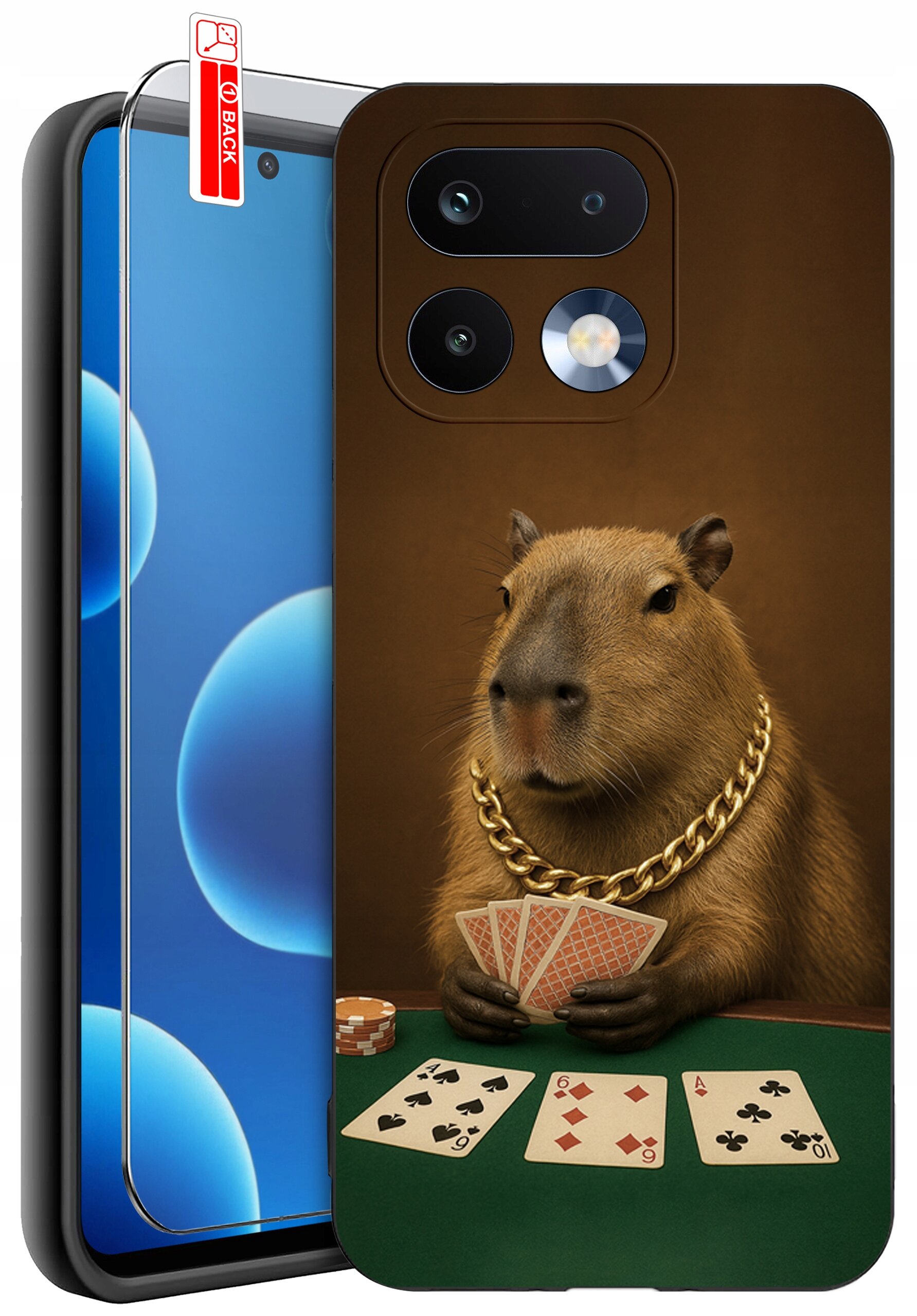 Etui na telefon z nadrukiem kapibary w złotym łańcuchu, trzymającej karty do gry przy stole pokerowym. Obok etui znajduje się szkło ochronne z napisem \'BACK\'.