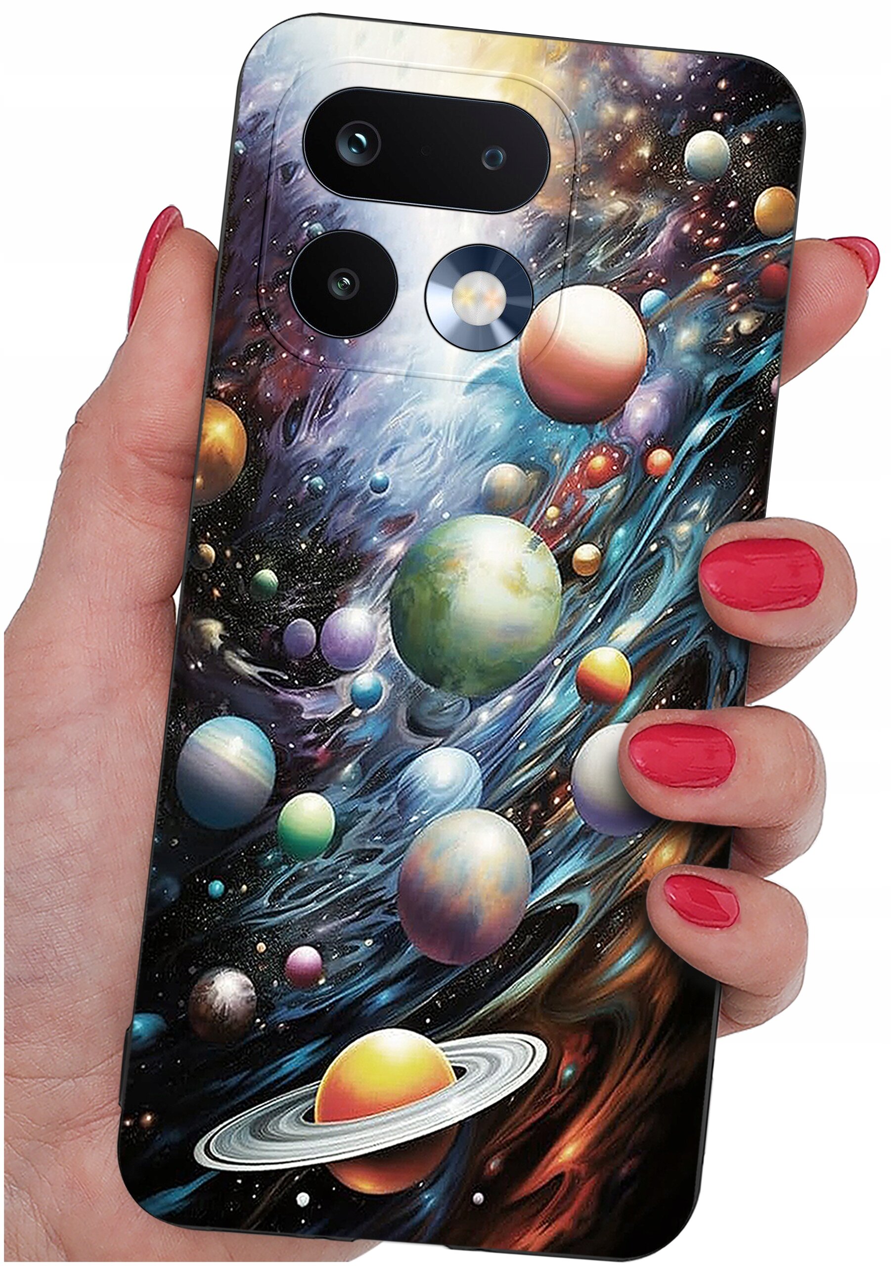 Etui na telefon z kolorowym wzorem przedstawiającym planety i kosmos, trzymane w dłoni z pomalowanymi na czerwono paznokciami. Widoczne są trzy otwory na aparaty fotograficzne.