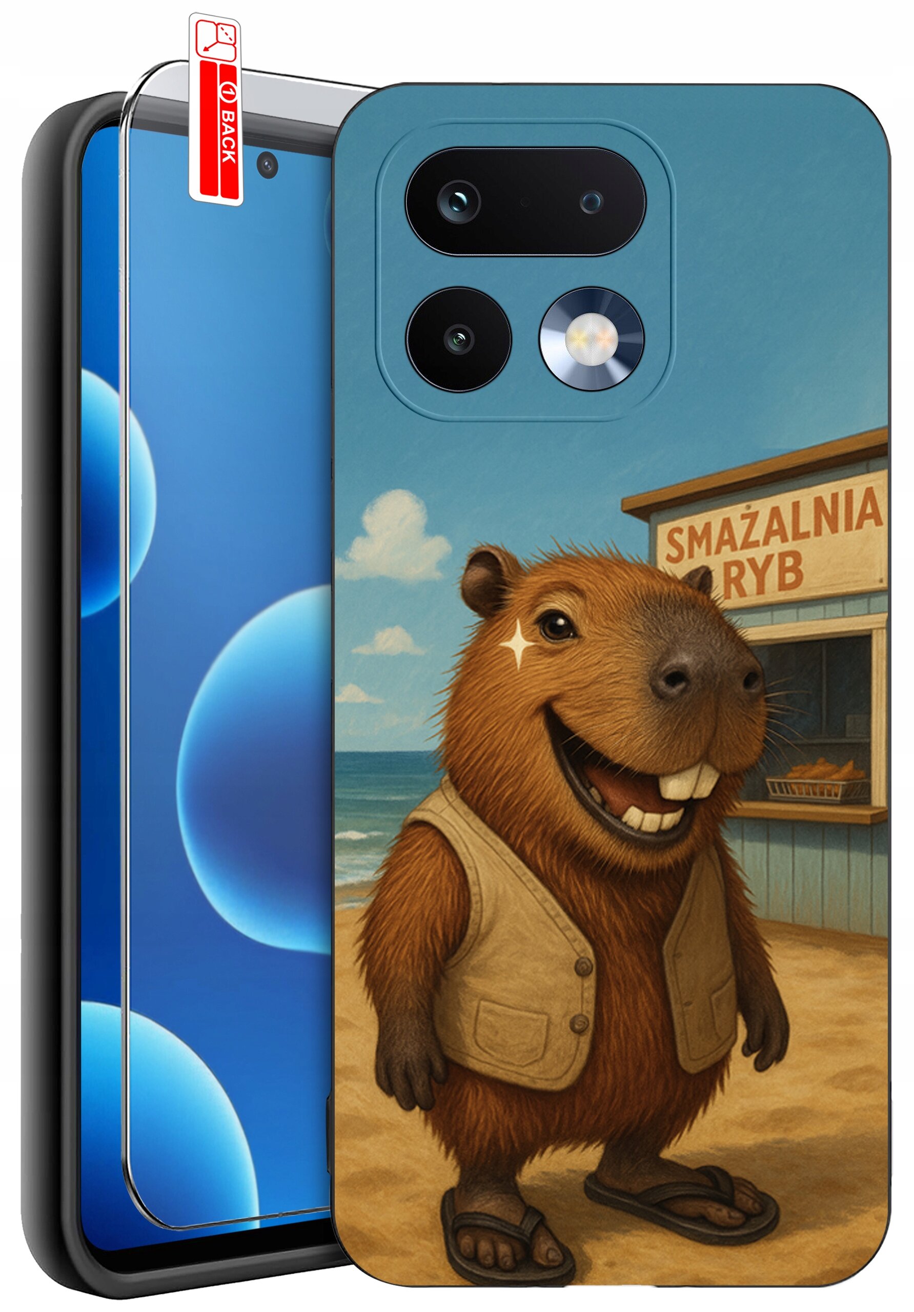 Etui na telefon z grafiką przedstawiającą uśmiechnięte zwierzę na tle plaży i budynku z napisem \'Smażalnia Ryb\'. Obok etui znajduje się szkło ochronne z oznaczeniem \'BACK\'.