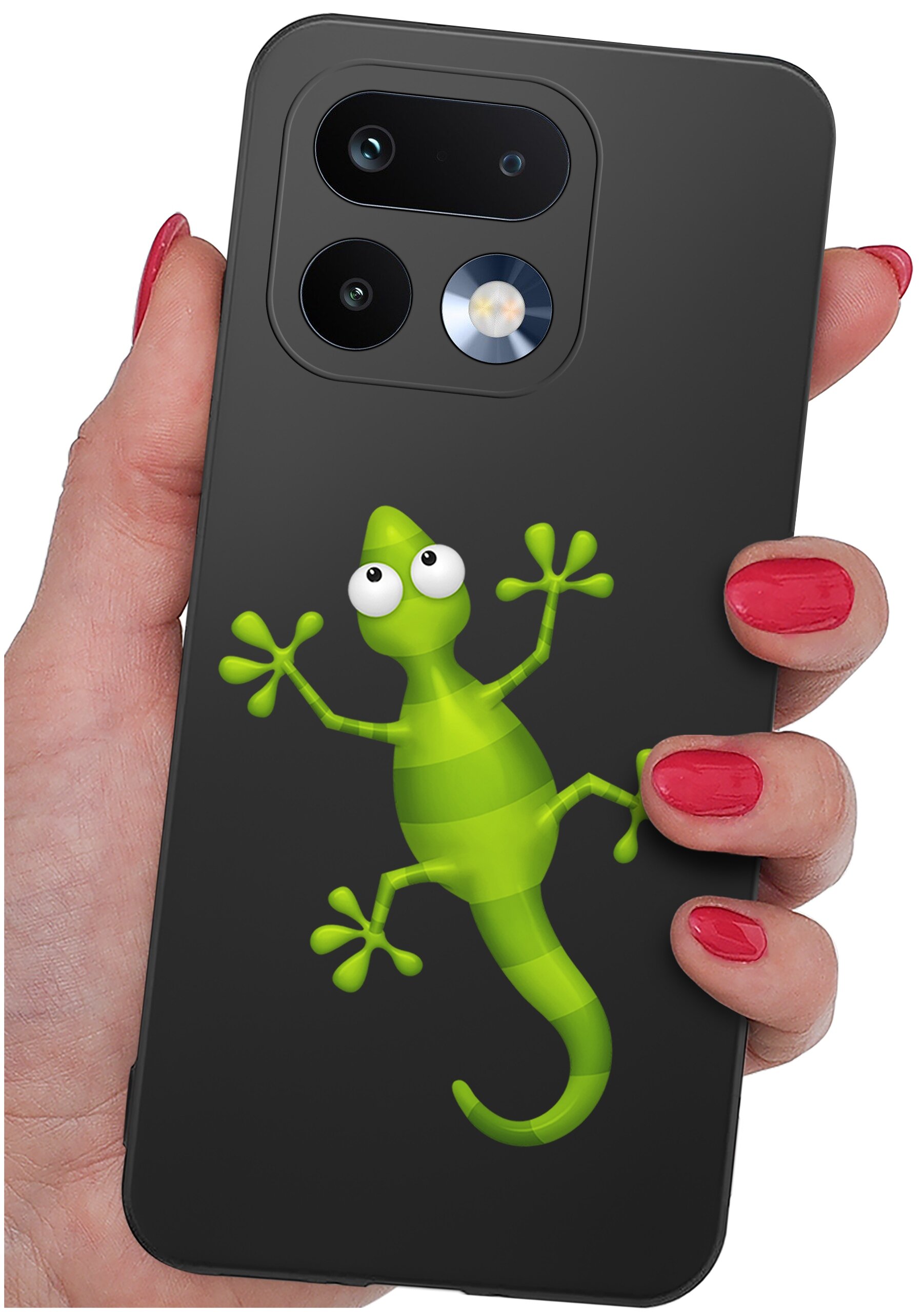 Czarna obudowa telefonu z zielonym rysunkiem jaszczurki o dużych oczach. Obudowa jest trzymana w dłoni z pomalowanymi na czerwono paznokciami.