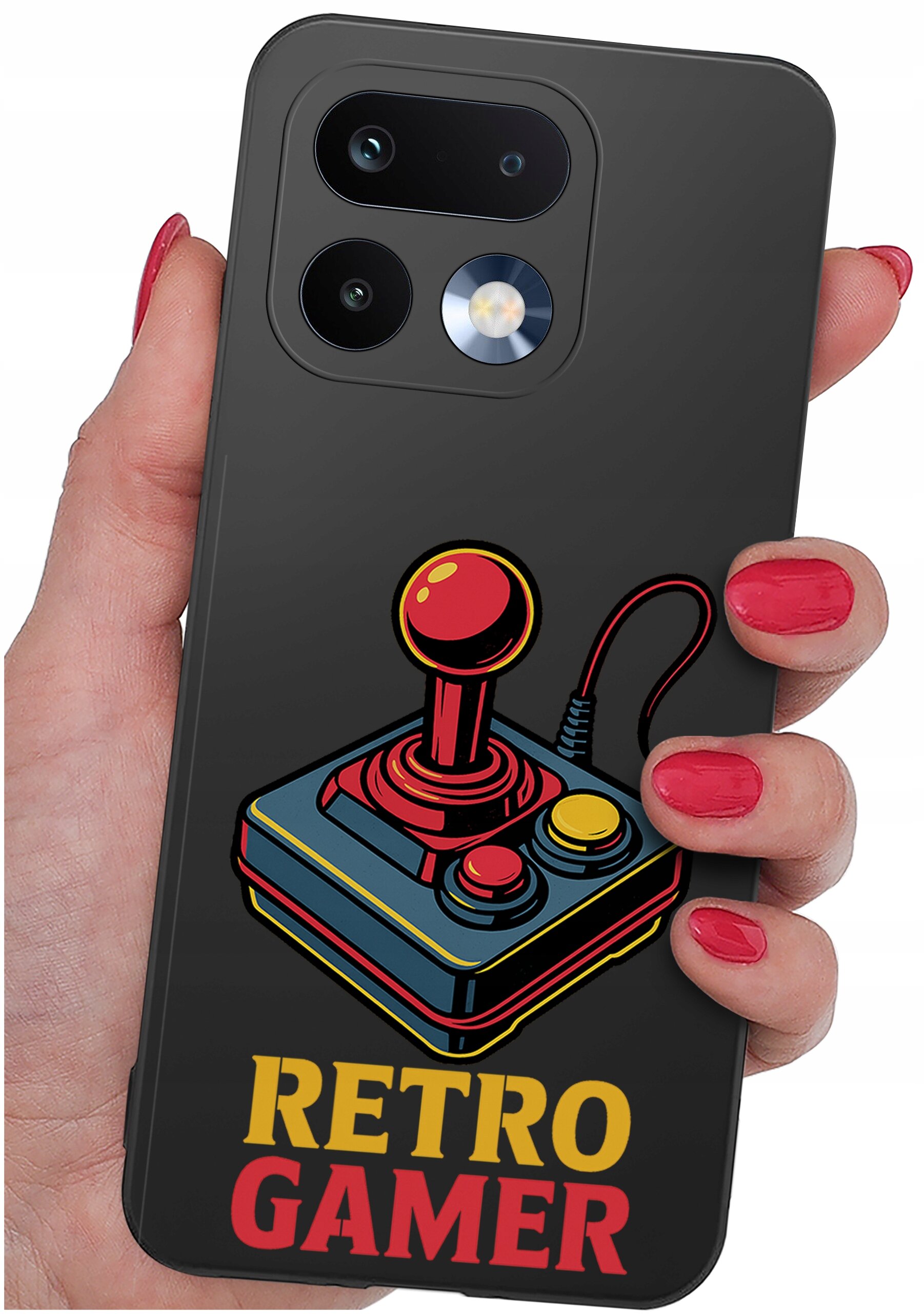 Etui na telefon z grafiką przedstawiającą joystick w stylu retro oraz napisem \'RETRO GAMER\'. Etui jest trzymane w dłoni z pomalowanymi na czerwono paznokciami.