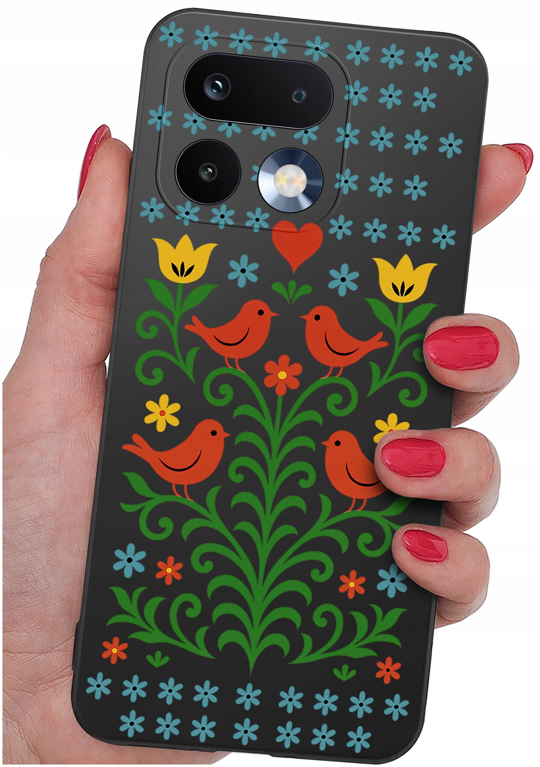 Etui na telefon z kolorowym wzorem przedstawiającym kwiaty i ptaki, trzymane w dłoni z pomalowanymi na czerwono paznokciami.