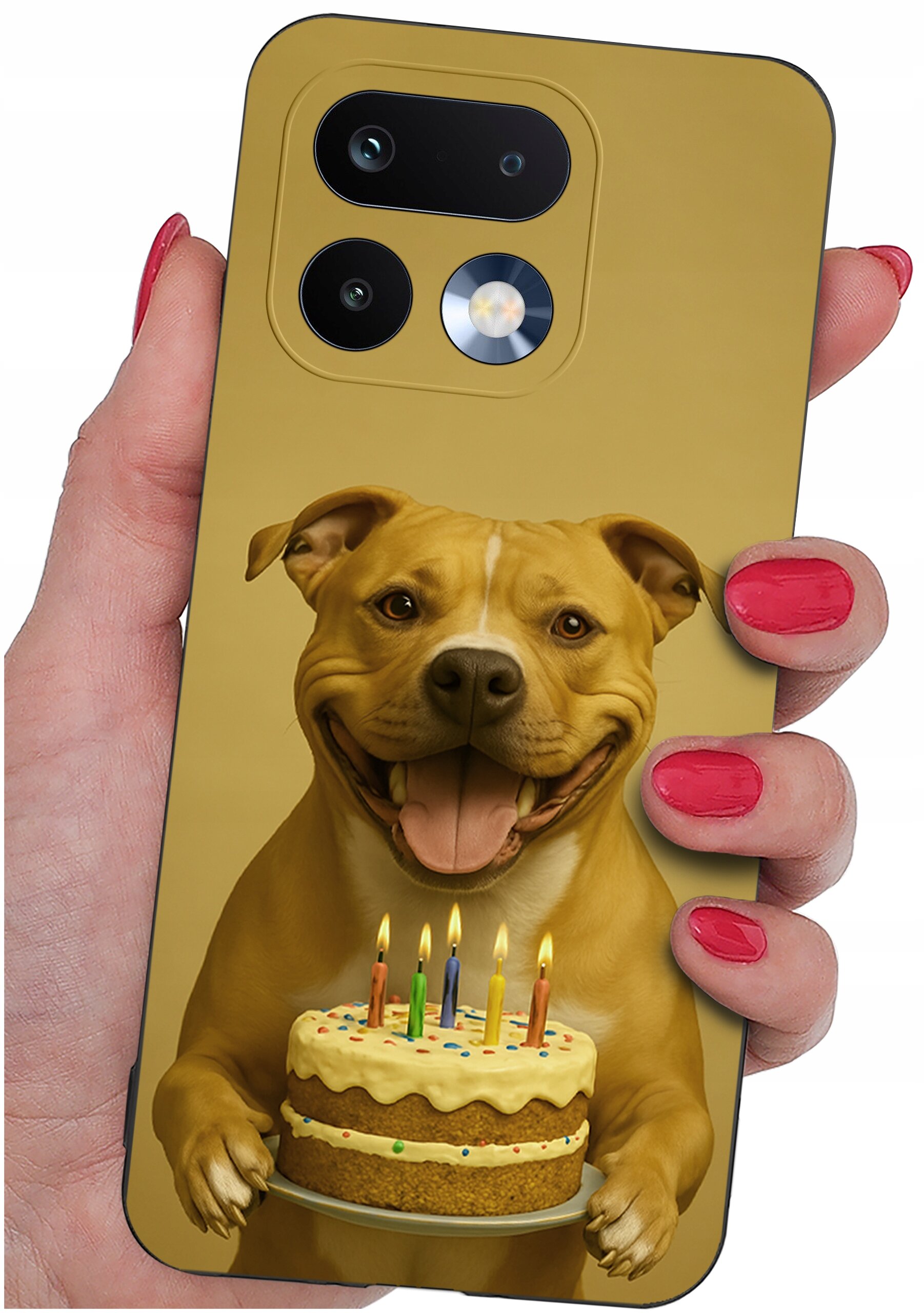 Etui na telefon z nadrukiem psa trzymającego tort urodzinowy z zapalonymi świeczkami. Etui jest trzymane w dłoni z pomalowanymi na czerwono paznokciami.